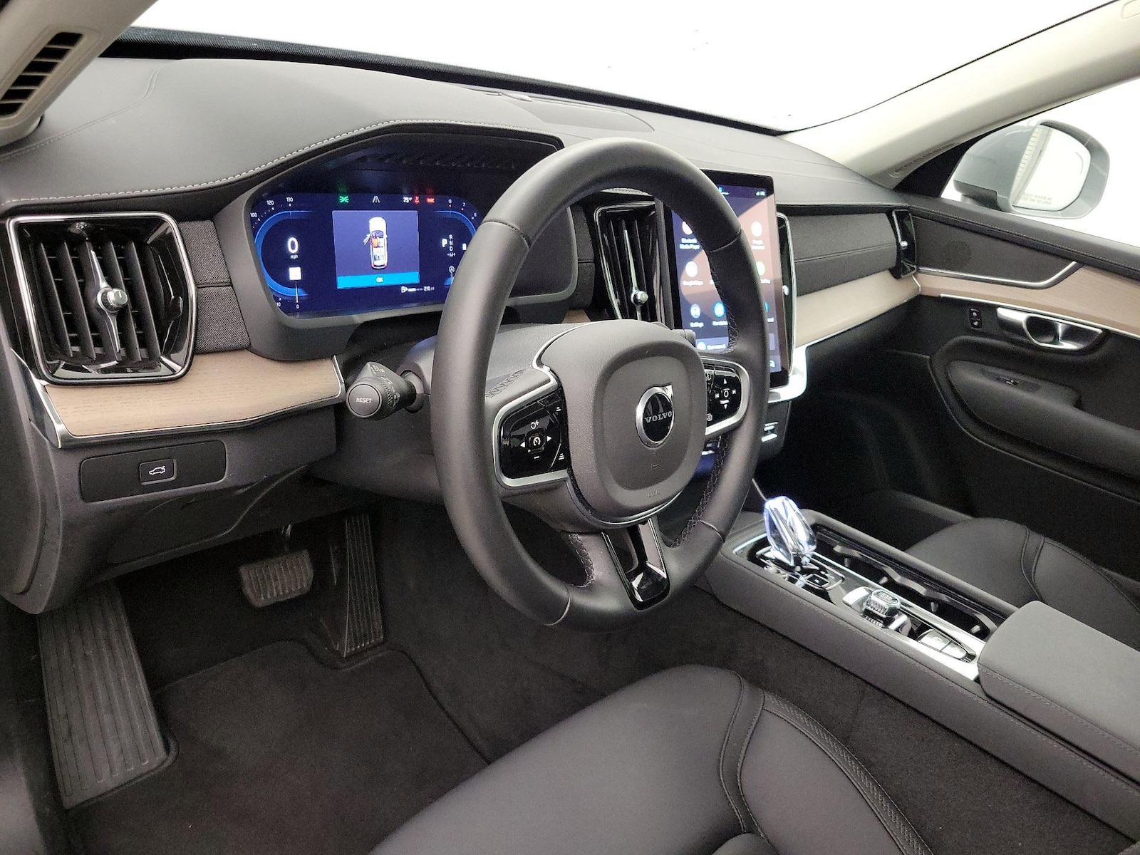 2025 Volvo XC90 Plus - Photo 10