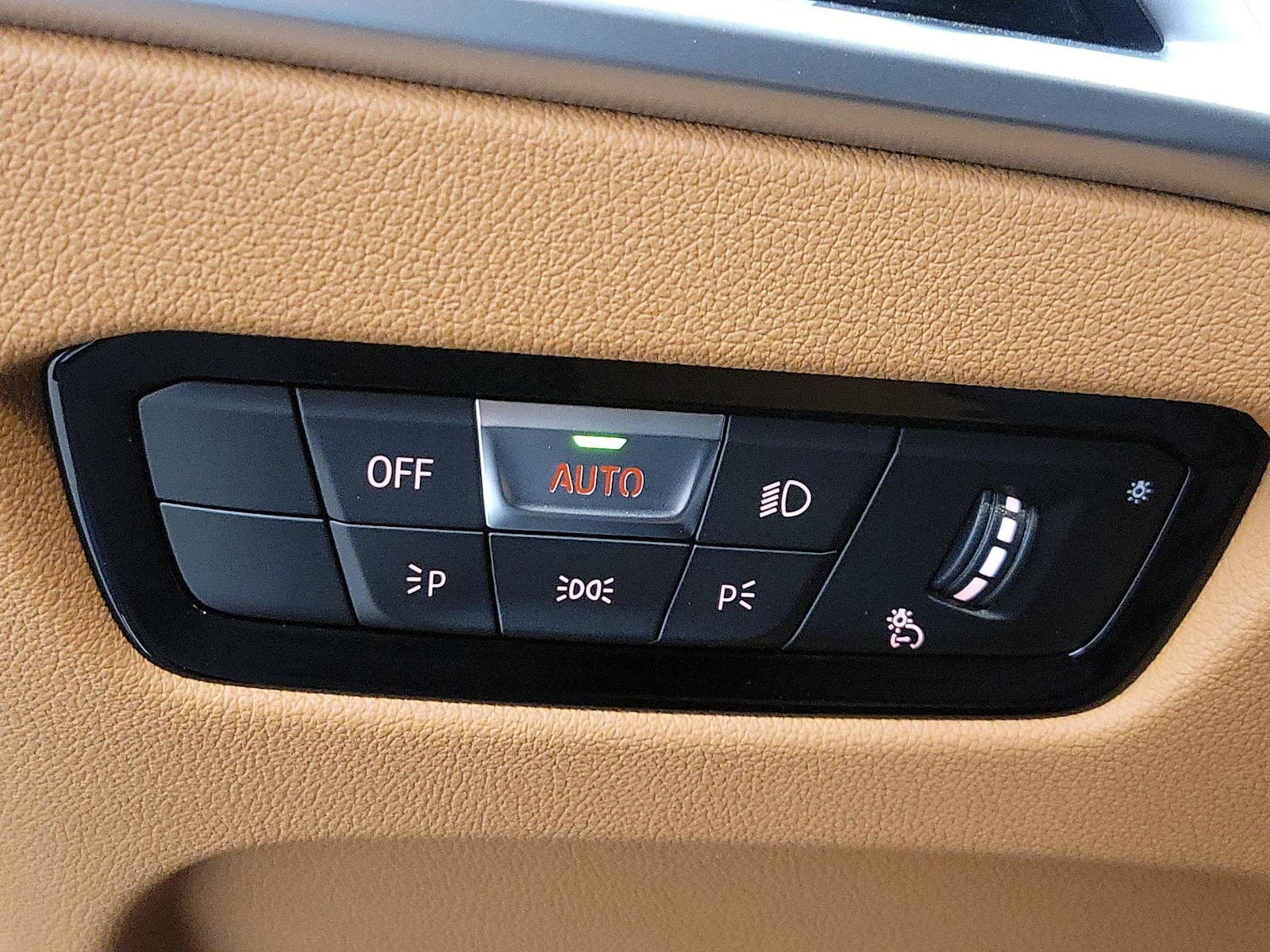 2025 BMW 3 Series 330i - Photo 14