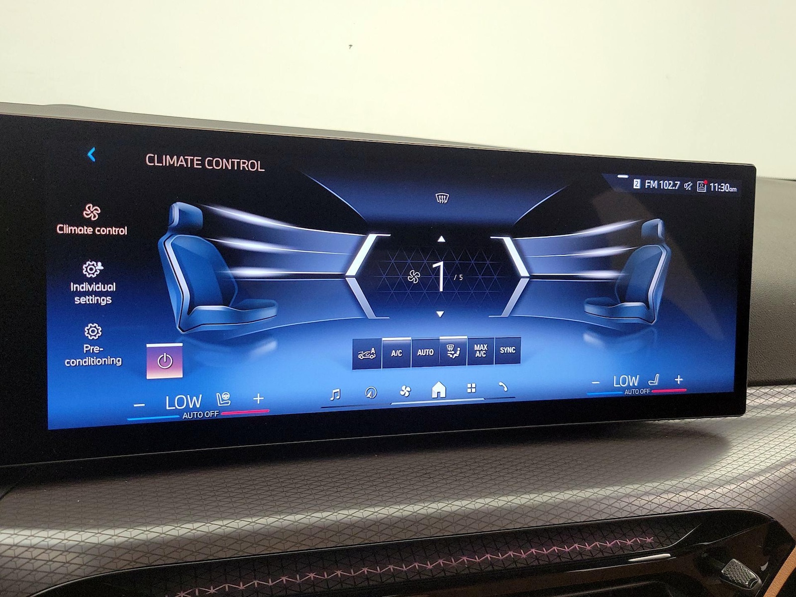 2025 BMW 3 Series 330i - Photo 18
