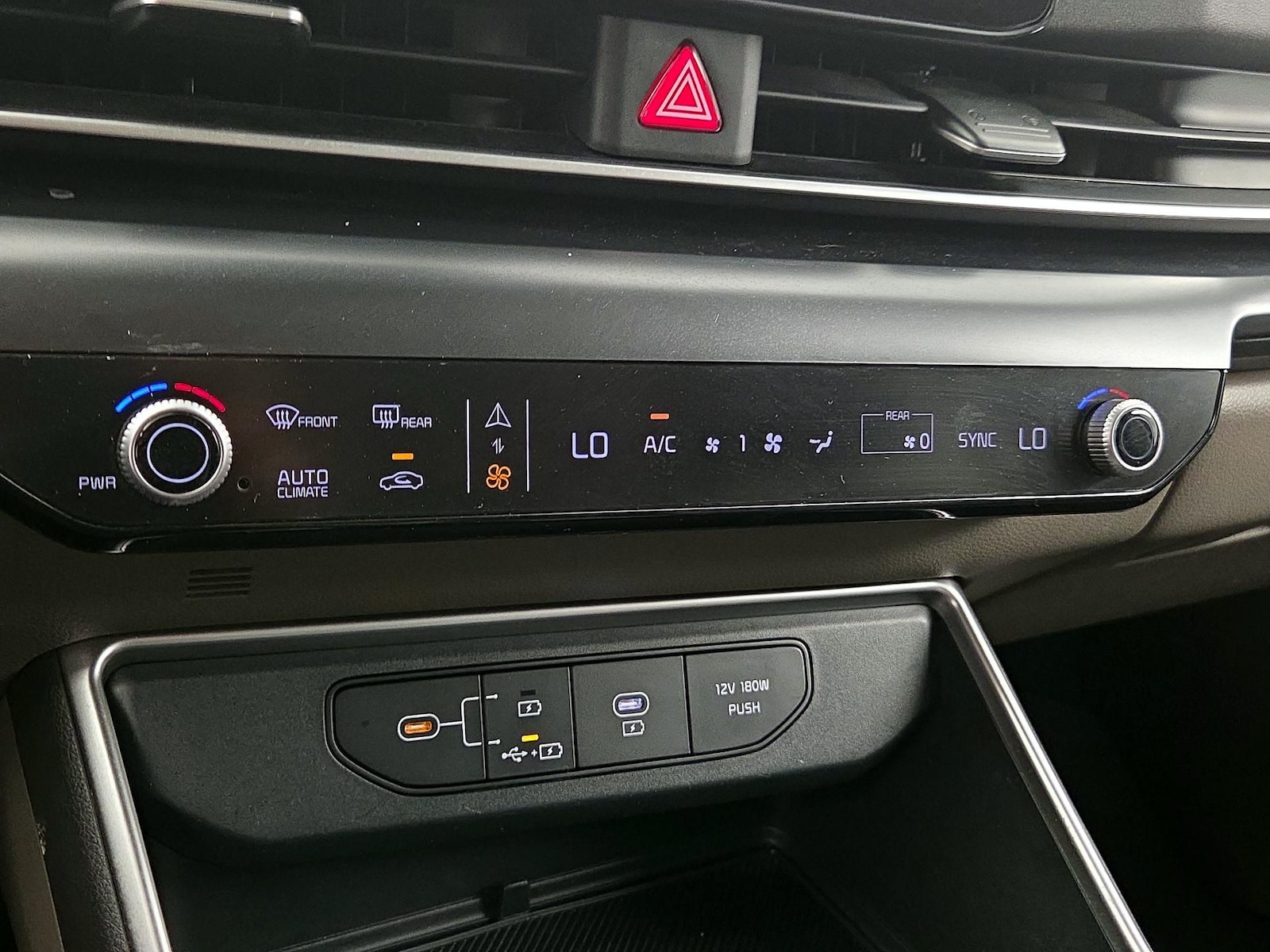 2025 Kia Carnival LXS - Photo 18