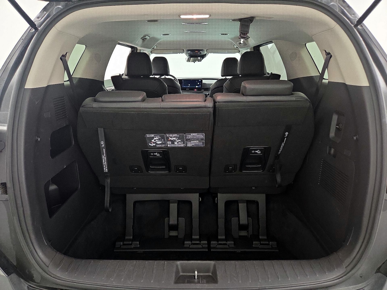 2025 Kia Carnival LXS - Photo 23