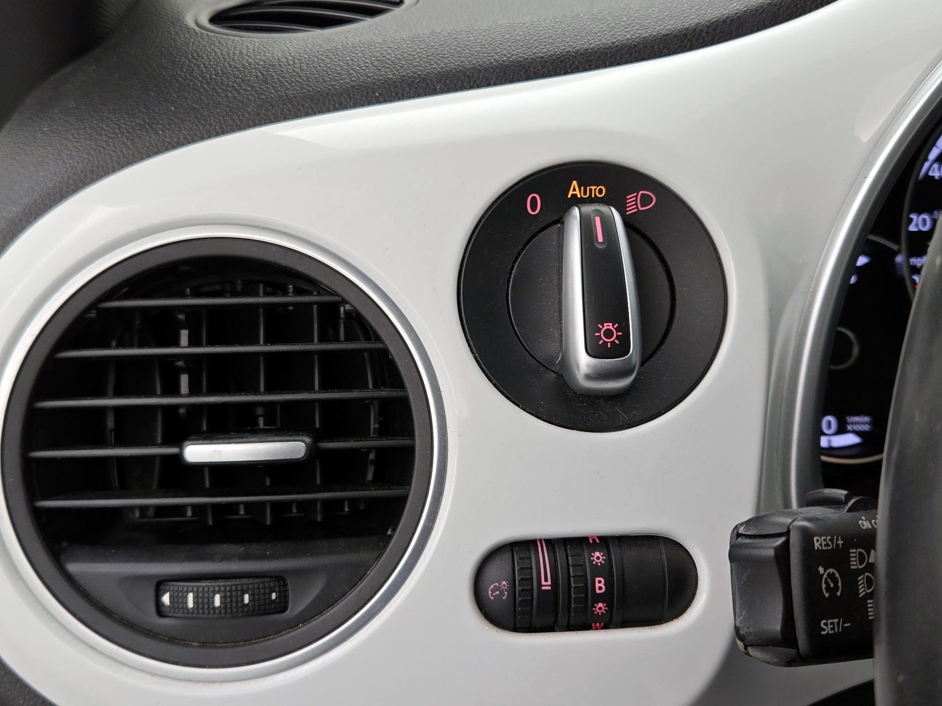 Thumbnail: 2016 Volkswagen Beetle - 13