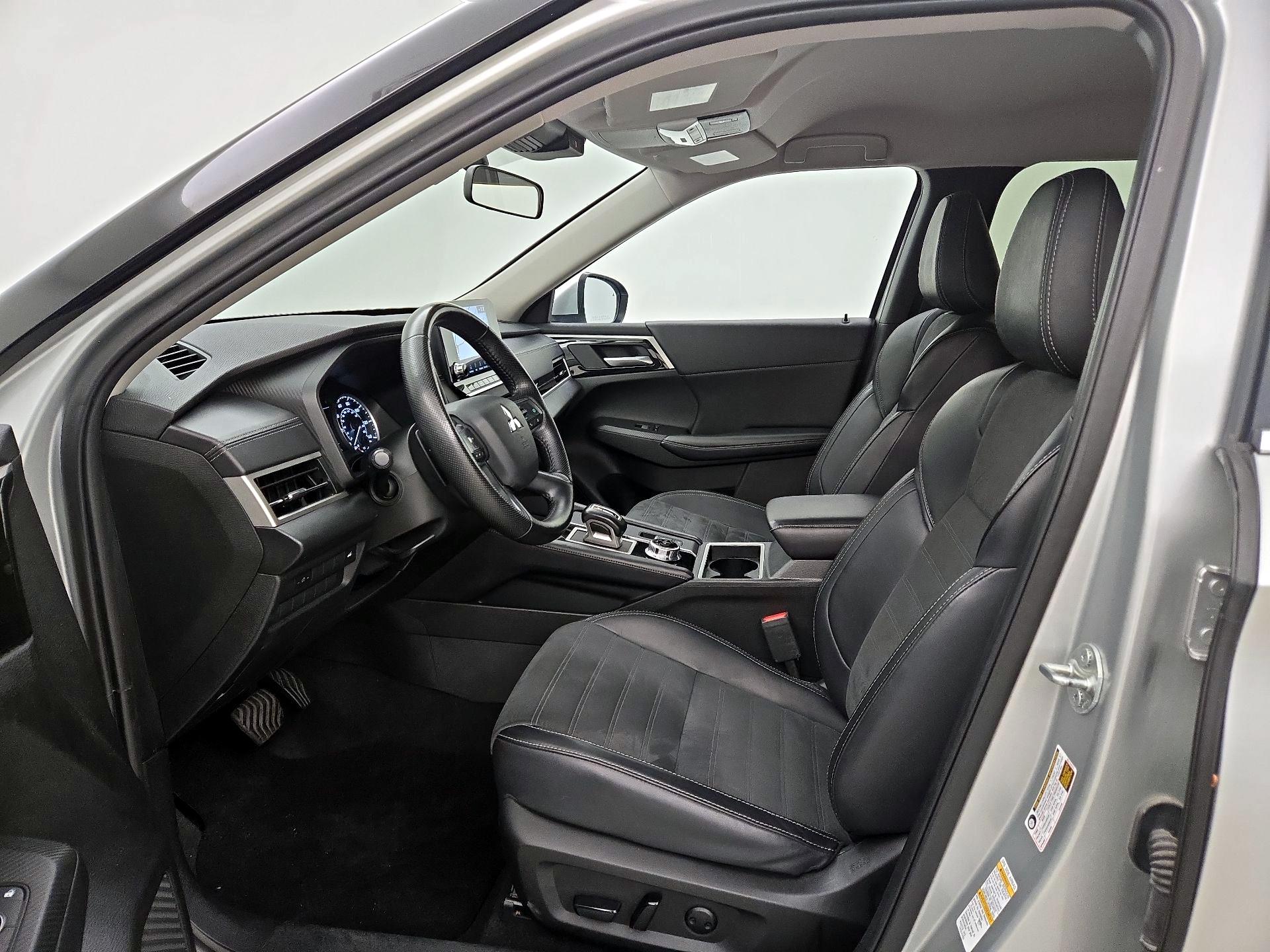 Thumbnail: 2024 Mitsubishi Outlander - 11