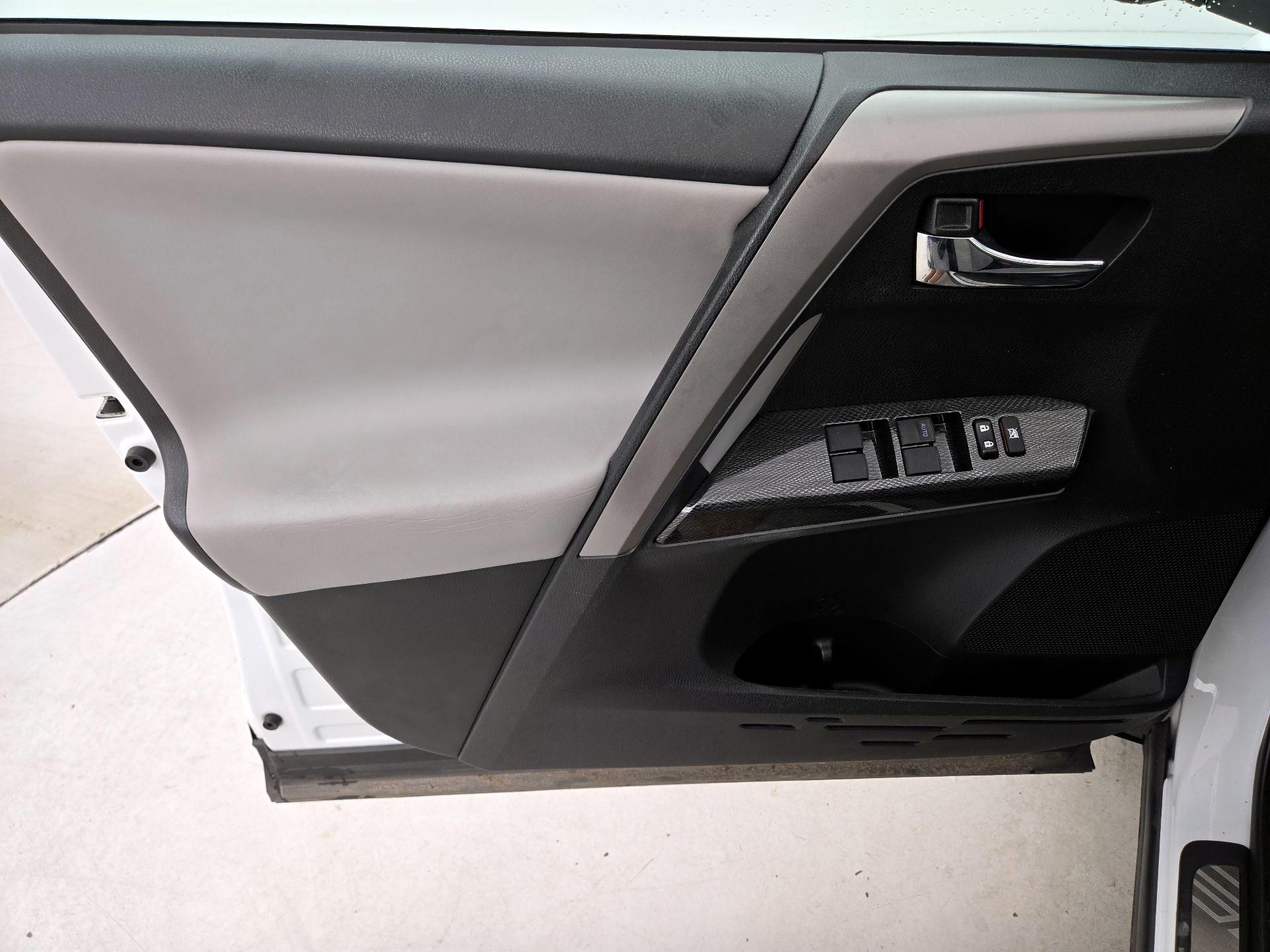 Thumbnail: 2018 Toyota RAV4 - 12