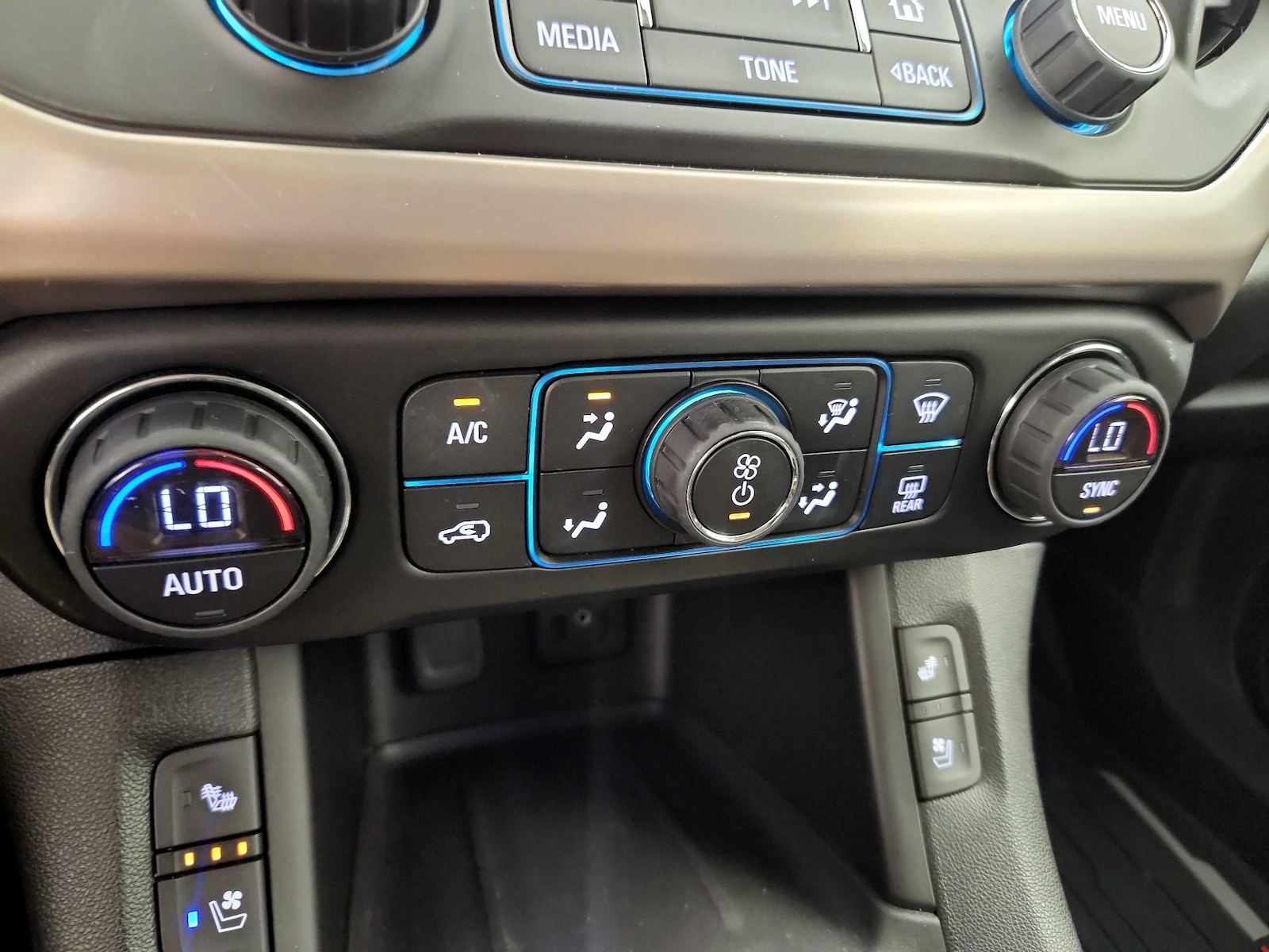2017 GMC Acadia Denali - Photo 18