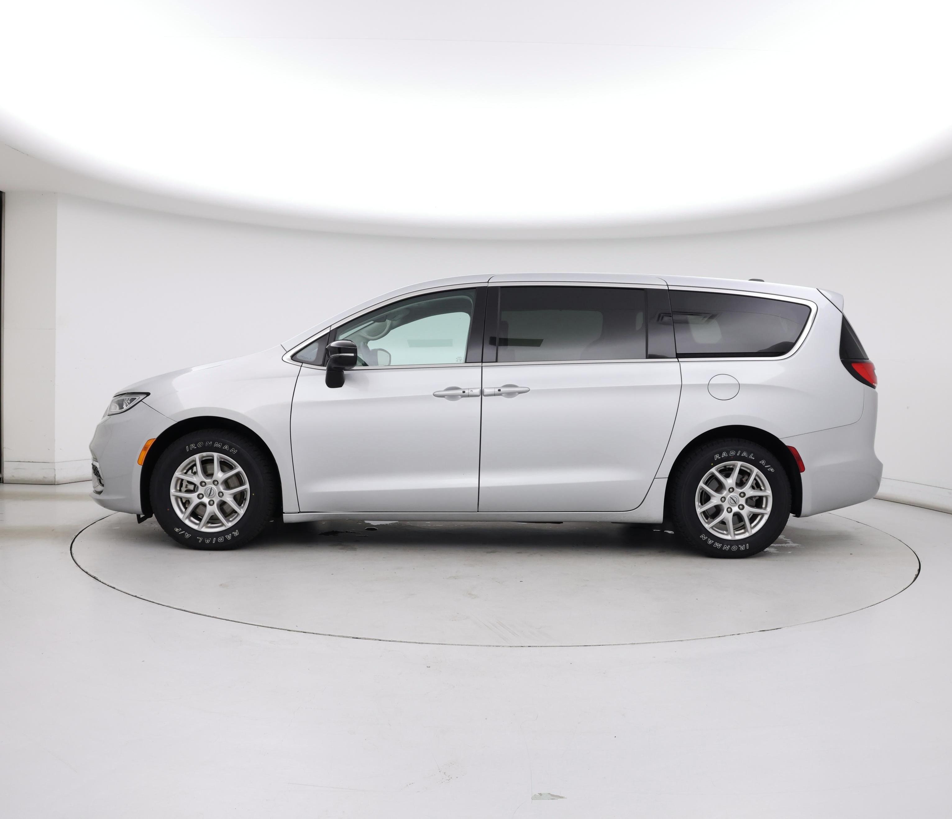 Thumbnail: 2024 Chrysler Pacifica - 3