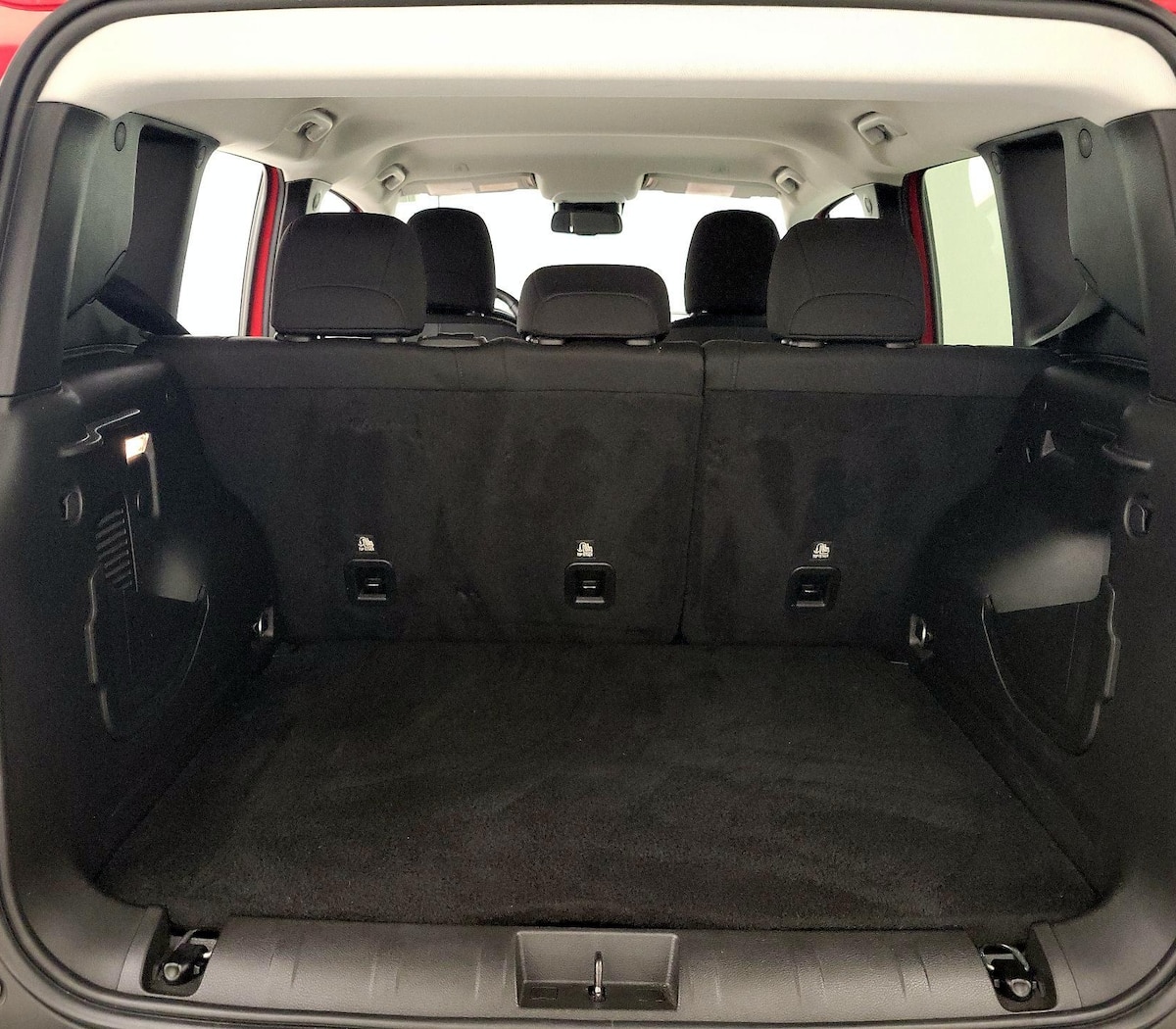 Trunk/Cargo (Seats Up)