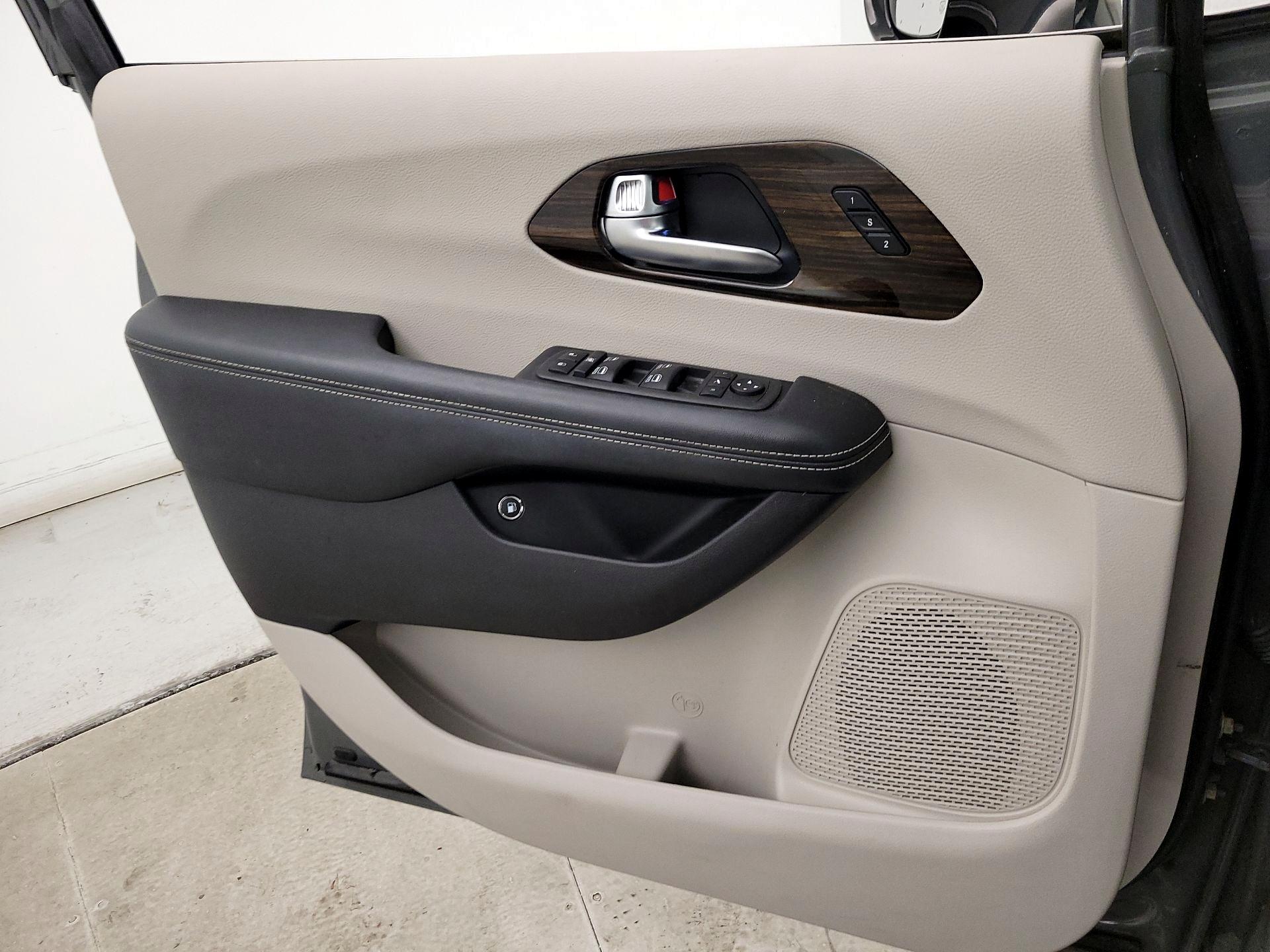 Thumbnail: 2023 Chrysler Pacifica - 12