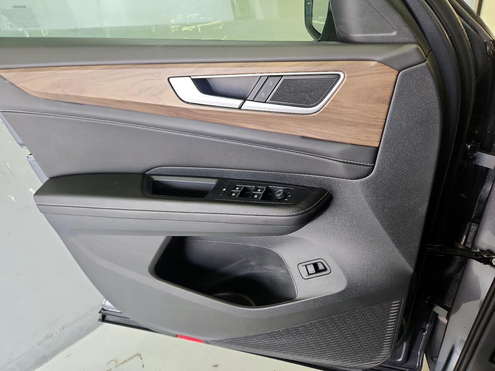 2025 Volkswagen Atlas SE w/Tech - Photo 13
