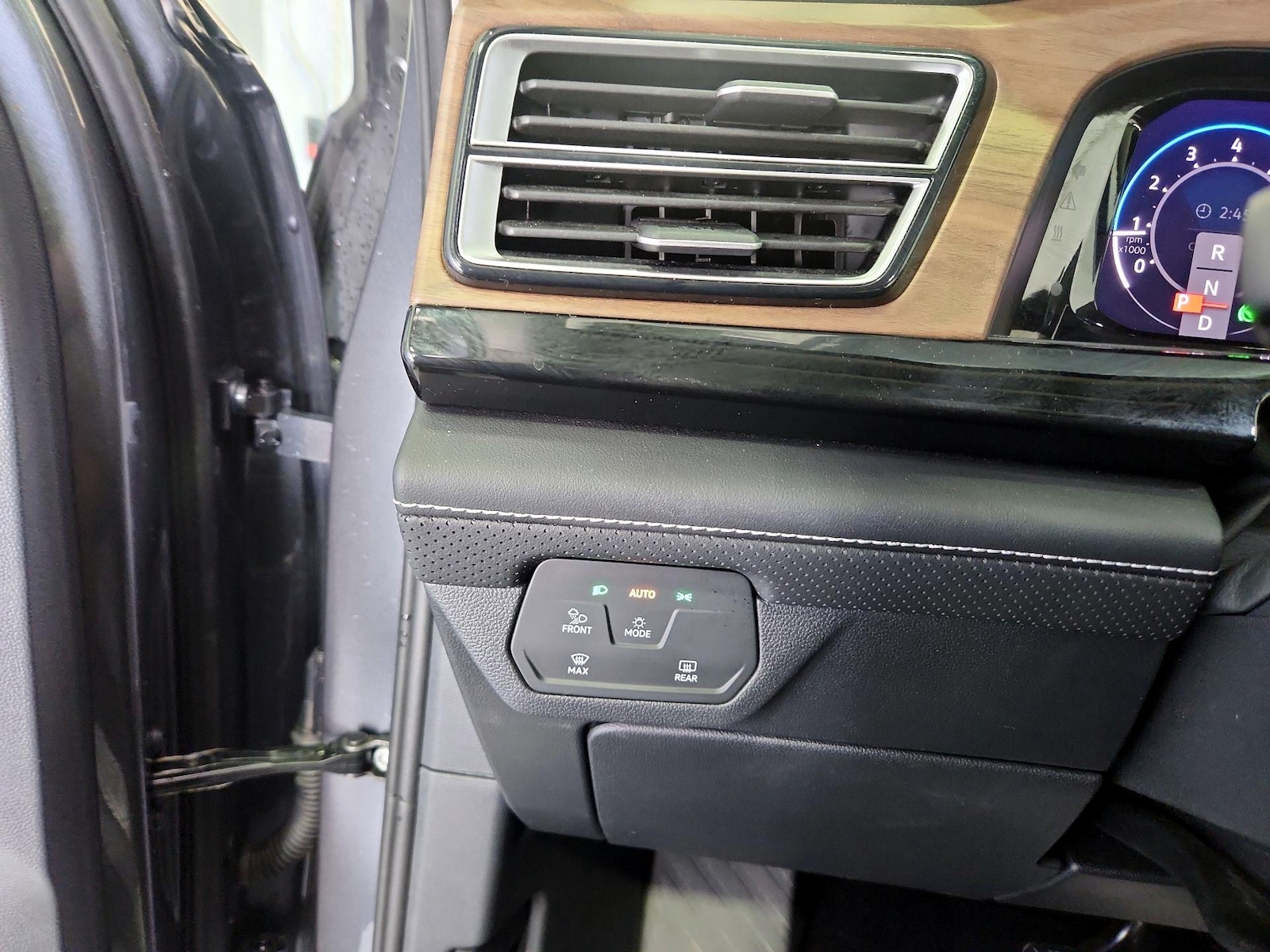 2025 Volkswagen Atlas SE w/Tech - Photo 14