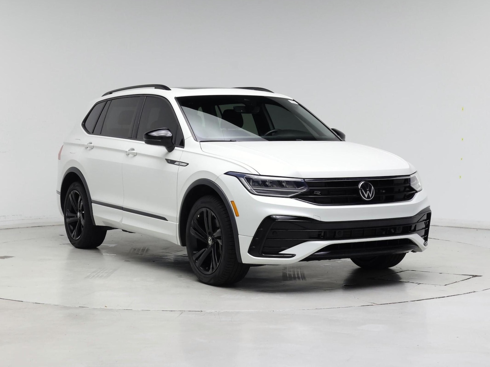 2023 Volkswagen Tiguan SE R-LINE BLACK - Photo 2