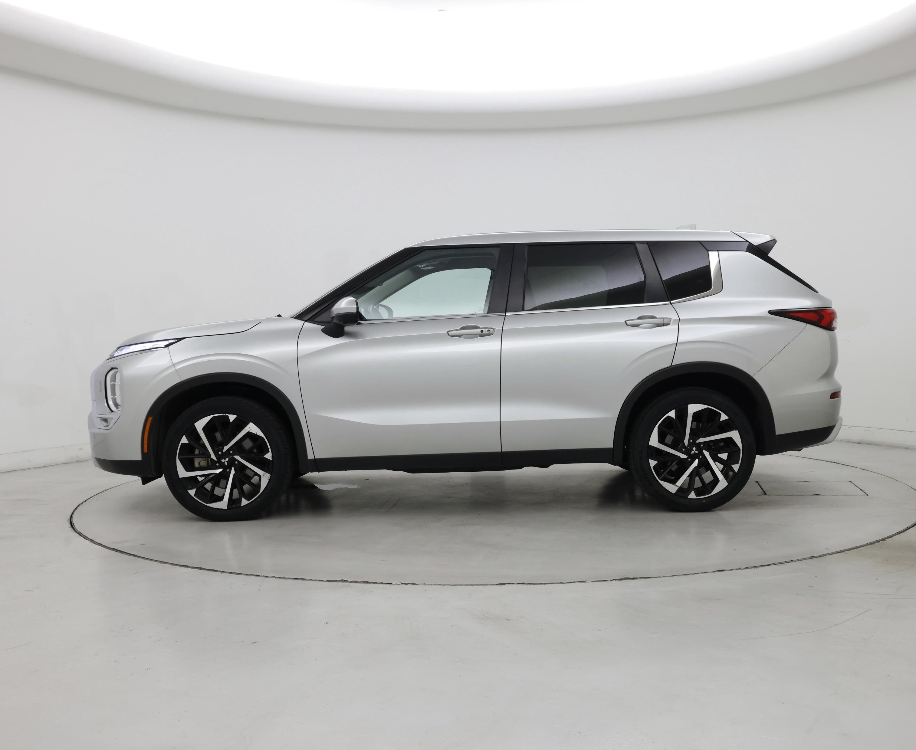 Thumbnail: 2024 Mitsubishi Outlander - 3