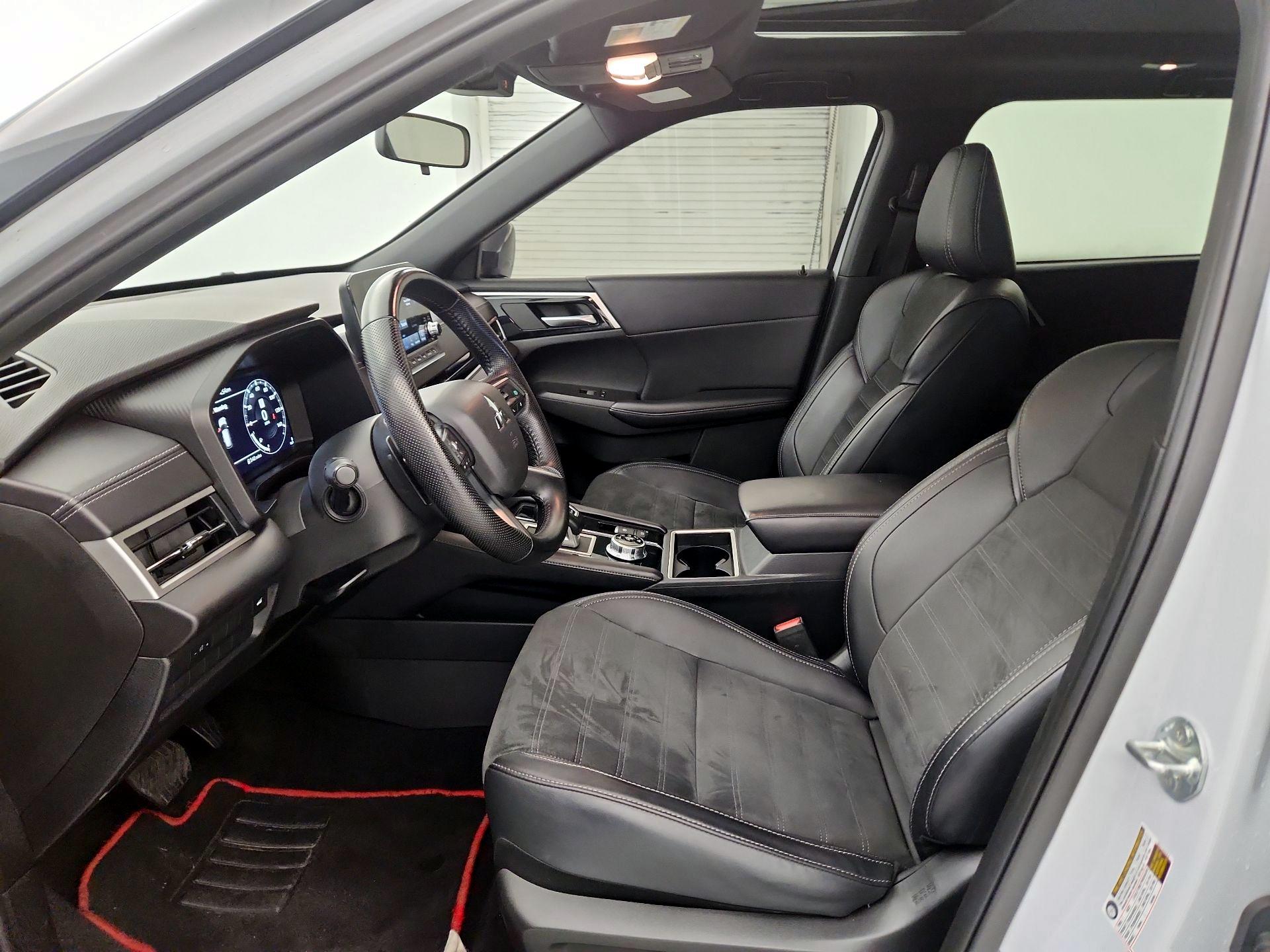 Thumbnail: 2024 Mitsubishi Outlander - 11