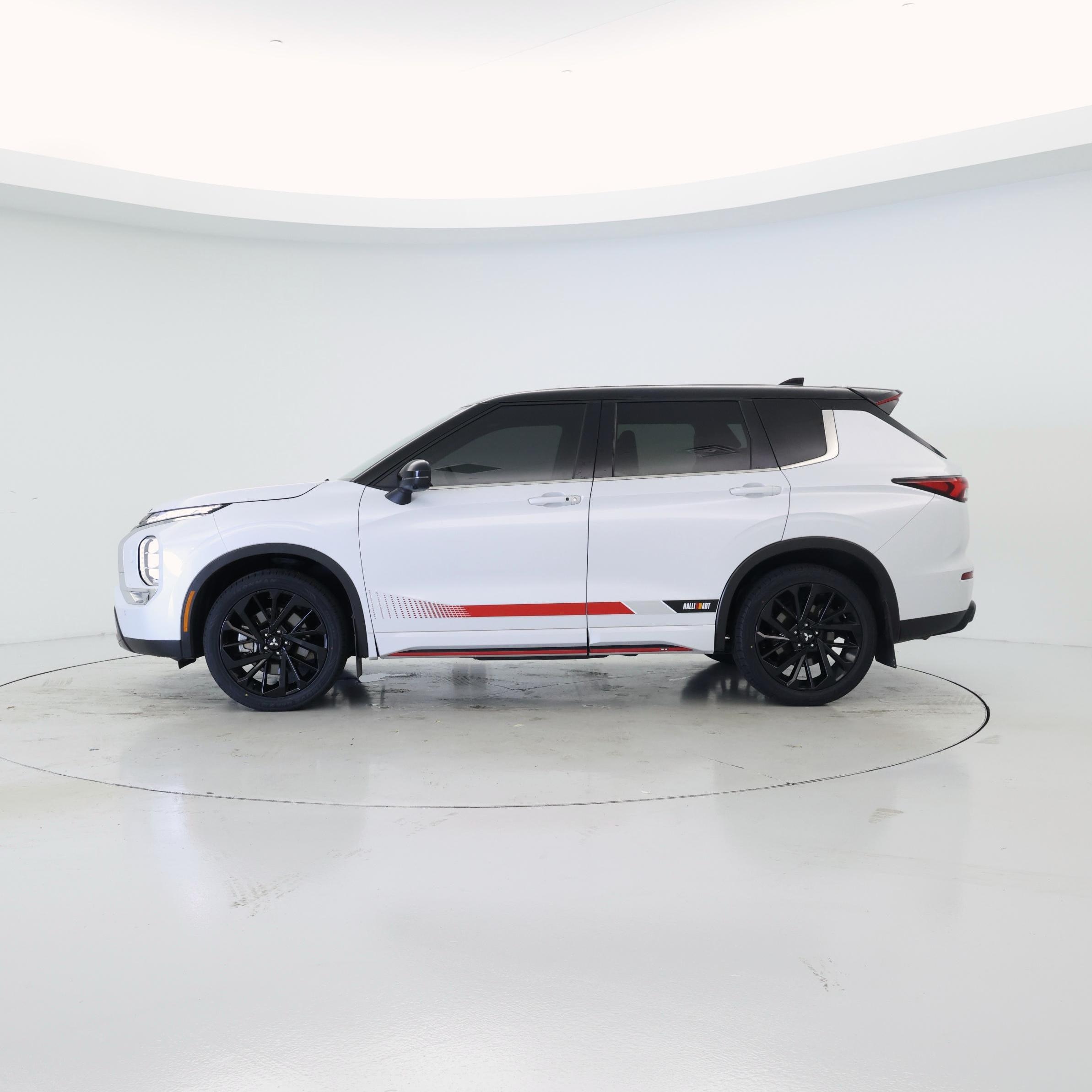 Thumbnail: 2024 Mitsubishi Outlander - 3
