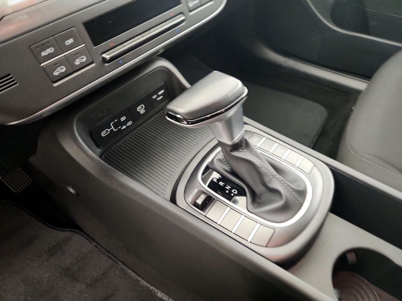 2024 Hyundai Kona SEL - Photo 16