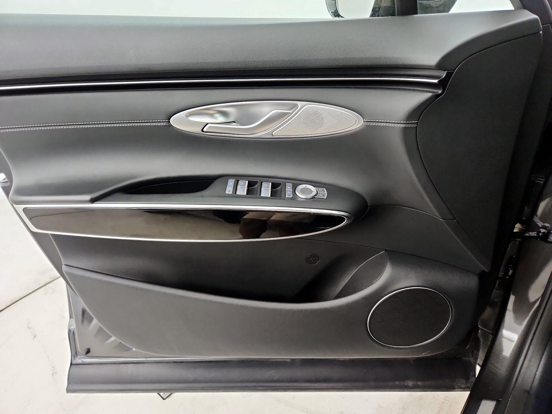 Thumbnail: 2025 Genesis GV70 - 12