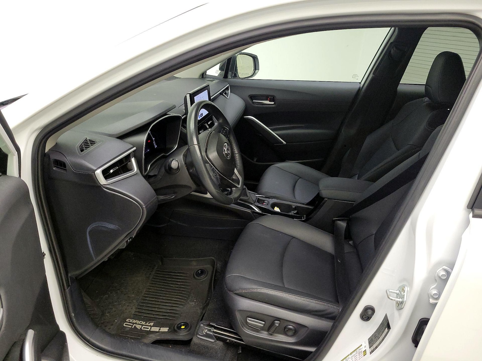 2025 Toyota Corolla Cross XLE - Photo 12