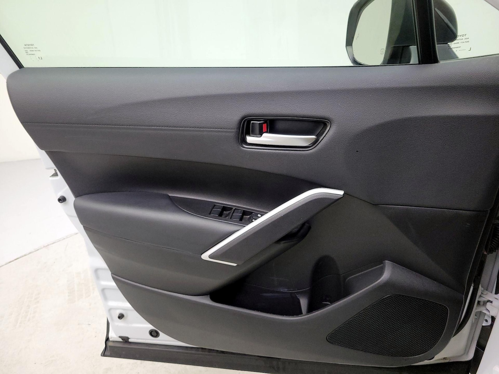2025 Toyota Corolla Cross XLE - Photo 13