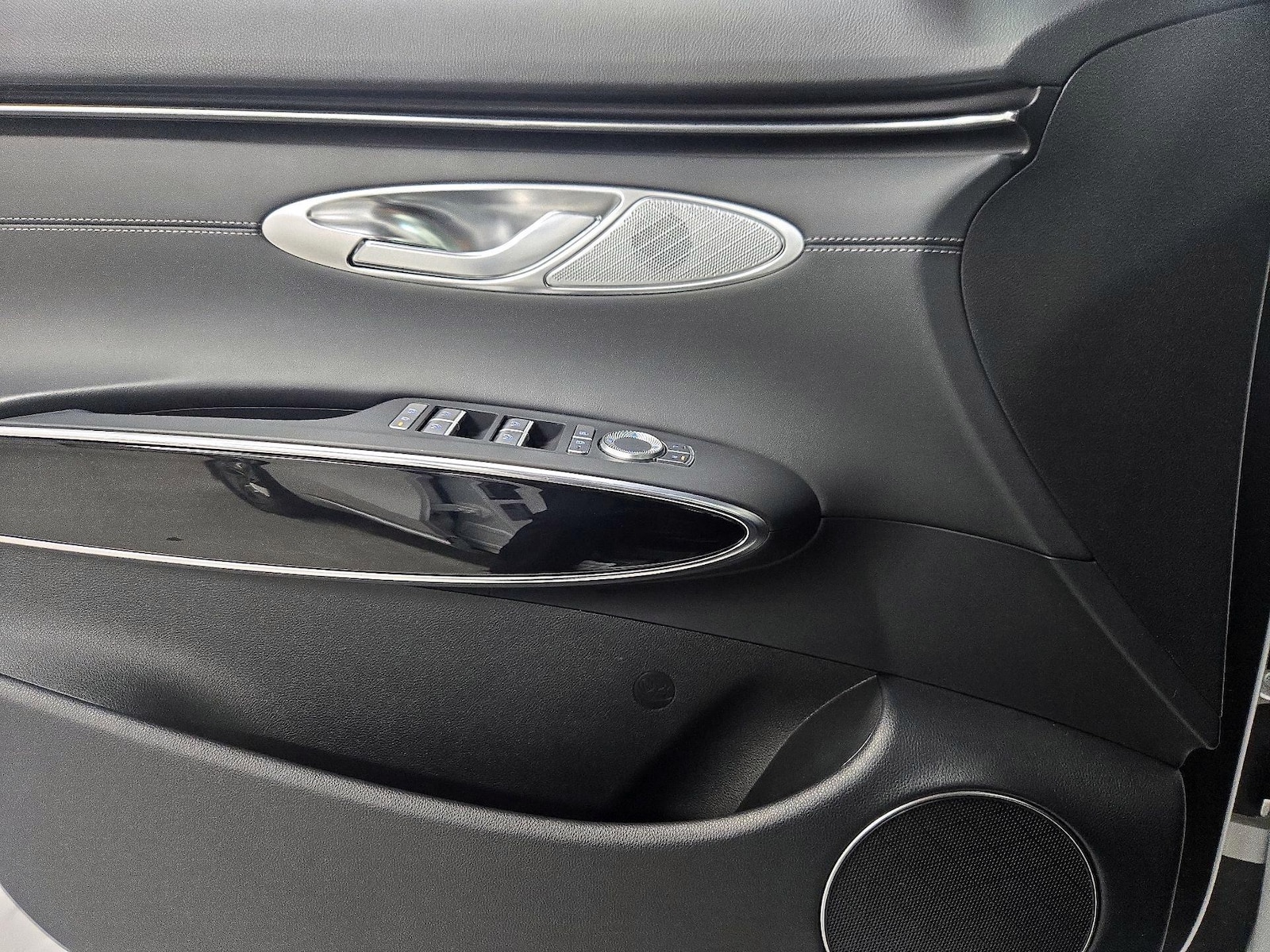 2025 GENESIS GV70 Standard - Photo 13