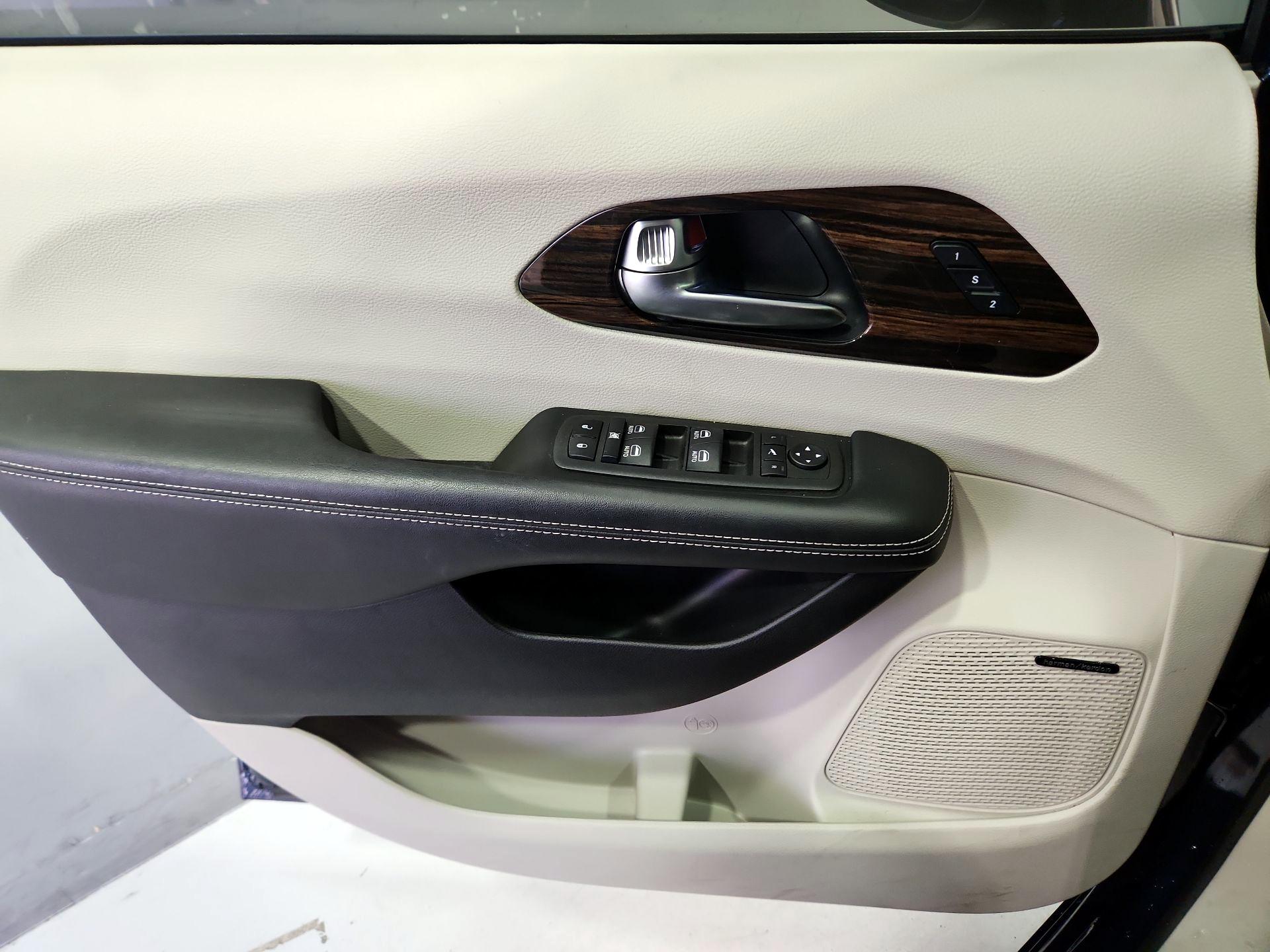 Thumbnail: 2023 Chrysler Pacifica - 12