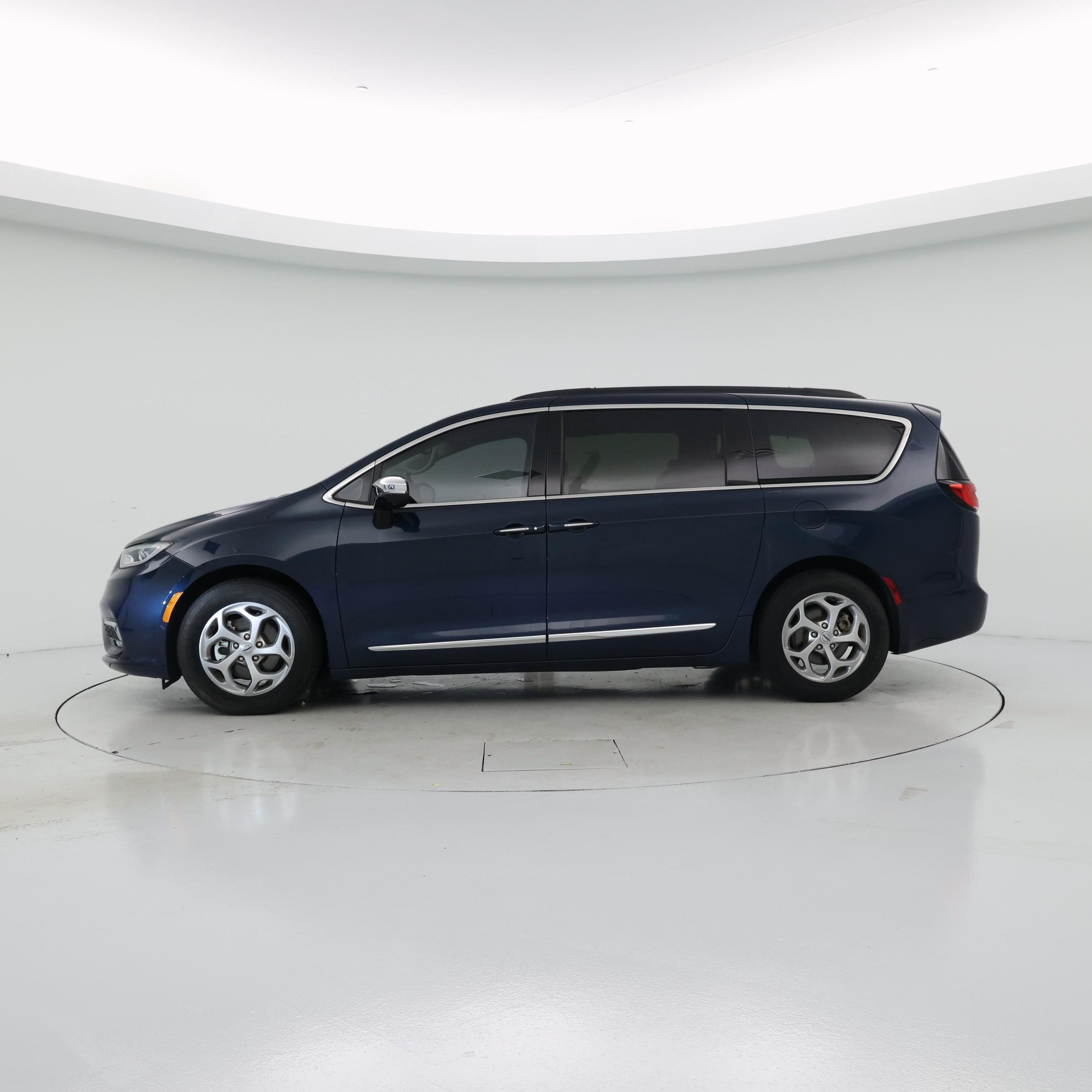 Thumbnail: 2023 Chrysler Pacifica - 3
