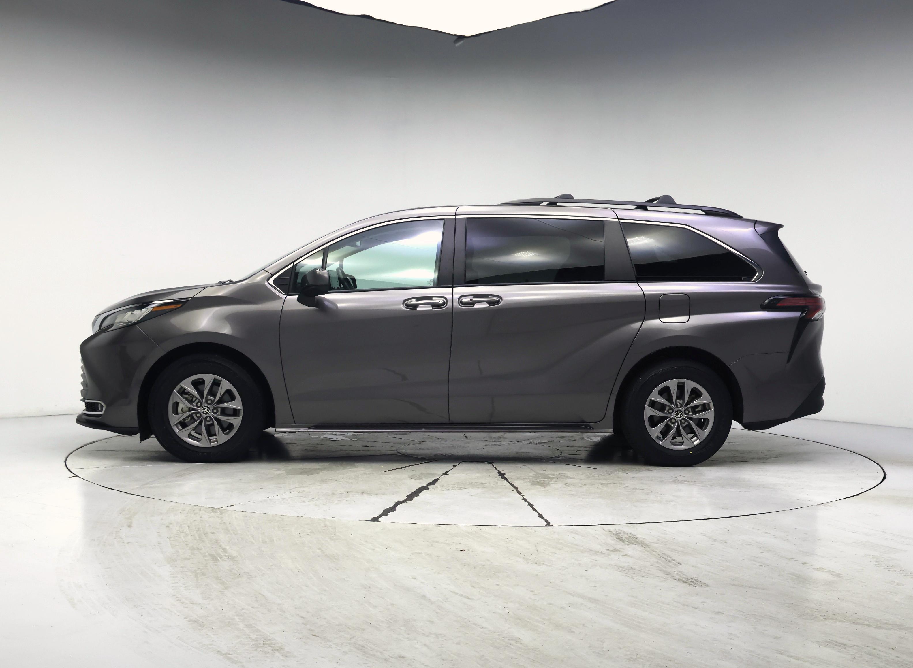 Thumbnail: 2022 Toyota Sienna - 3