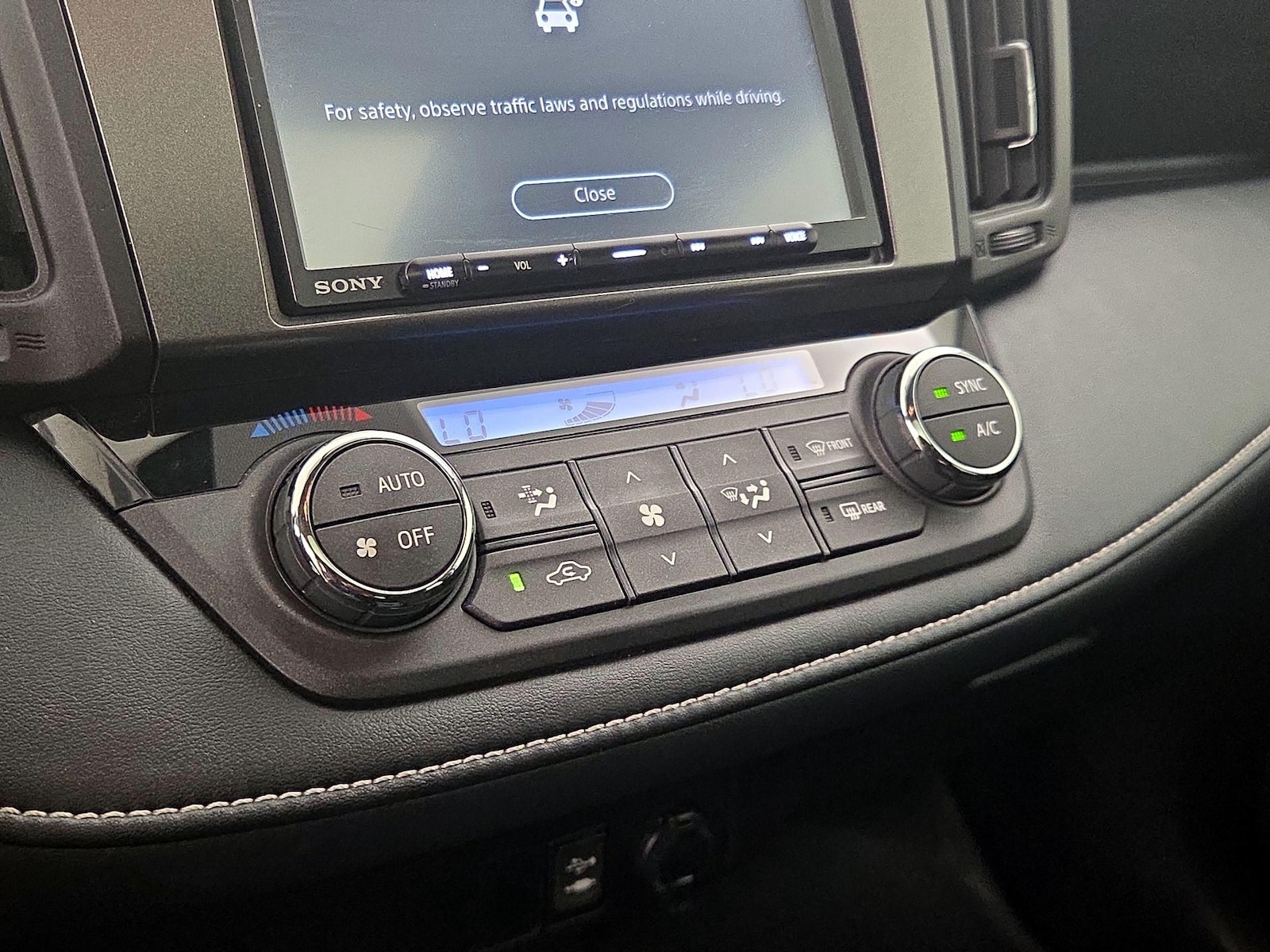 2016 Toyota RAV4 XLE - Photo 8