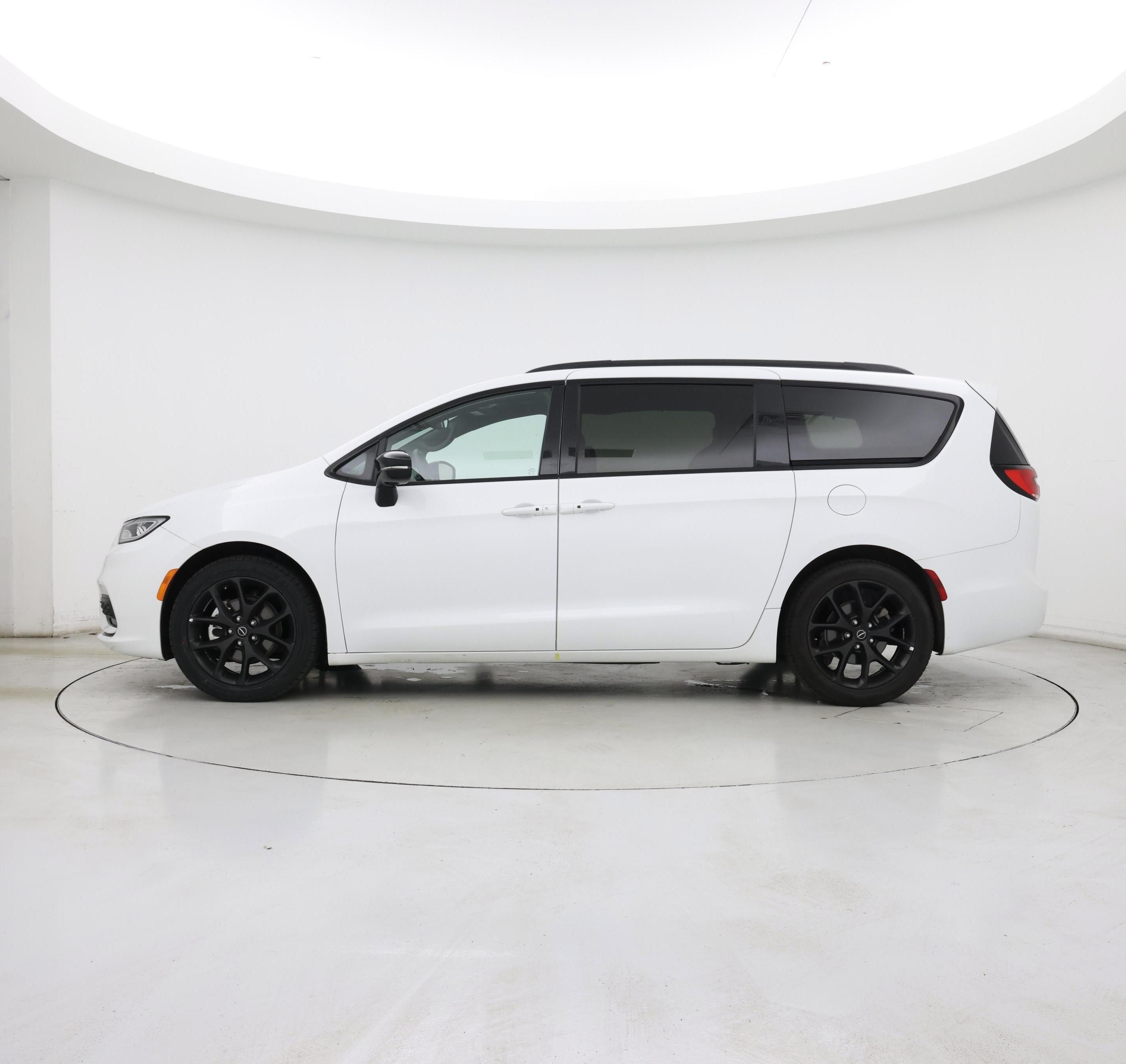 Thumbnail: 2025 Chrysler Pacifica - 3