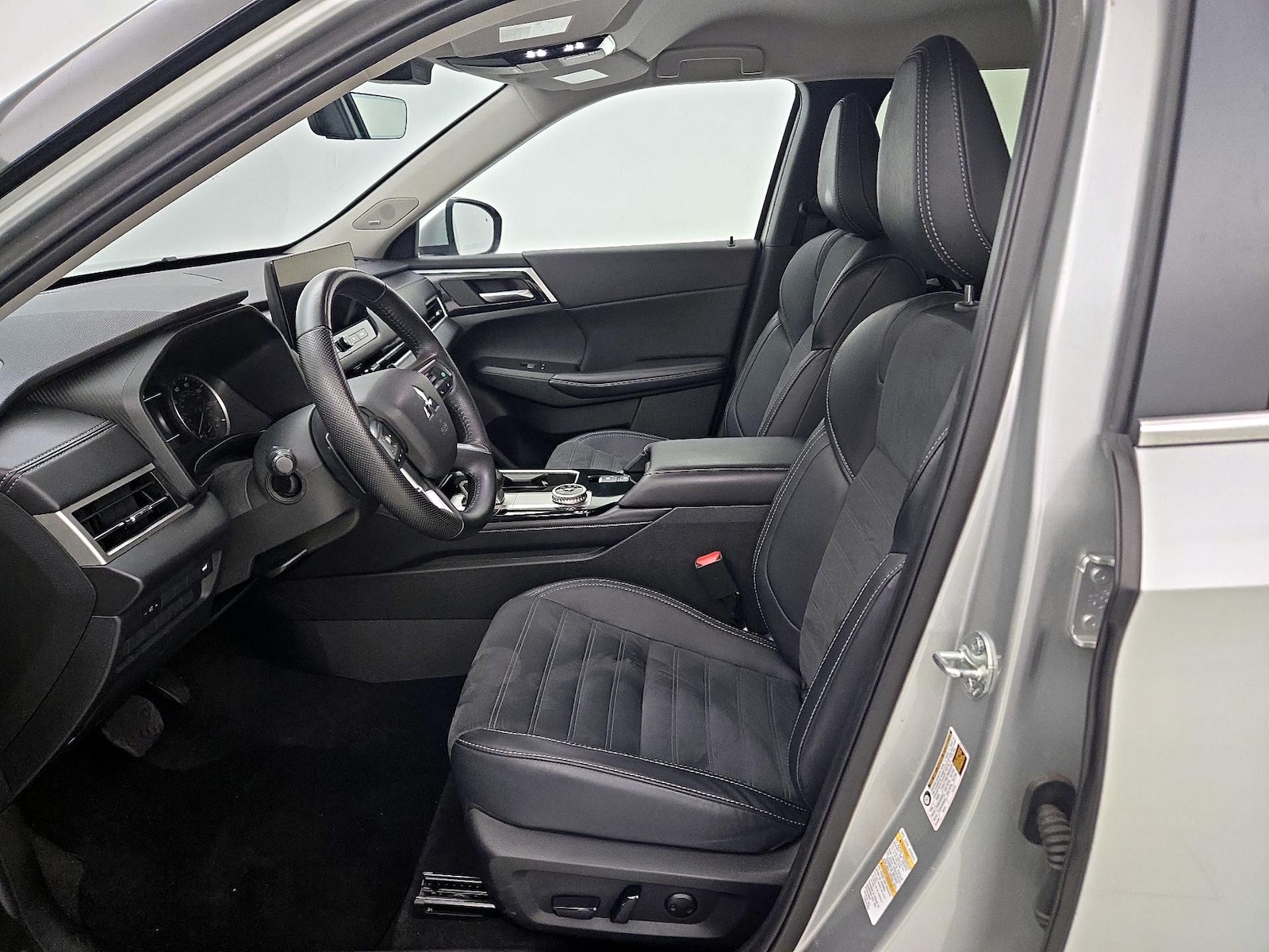 2025 Mitsubishi Outlander SE - Photo 12