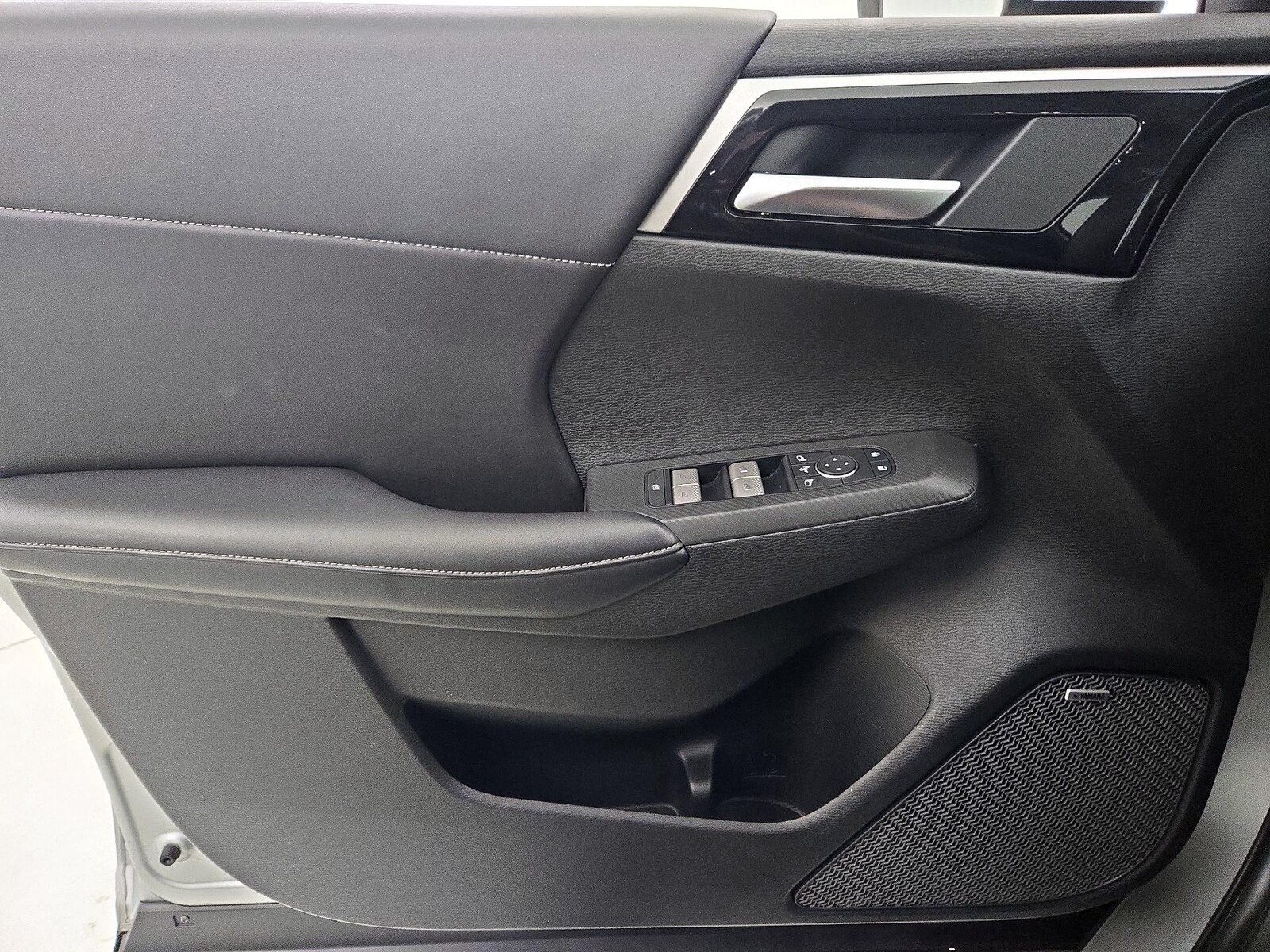 2025 Mitsubishi Outlander SE - Photo 13