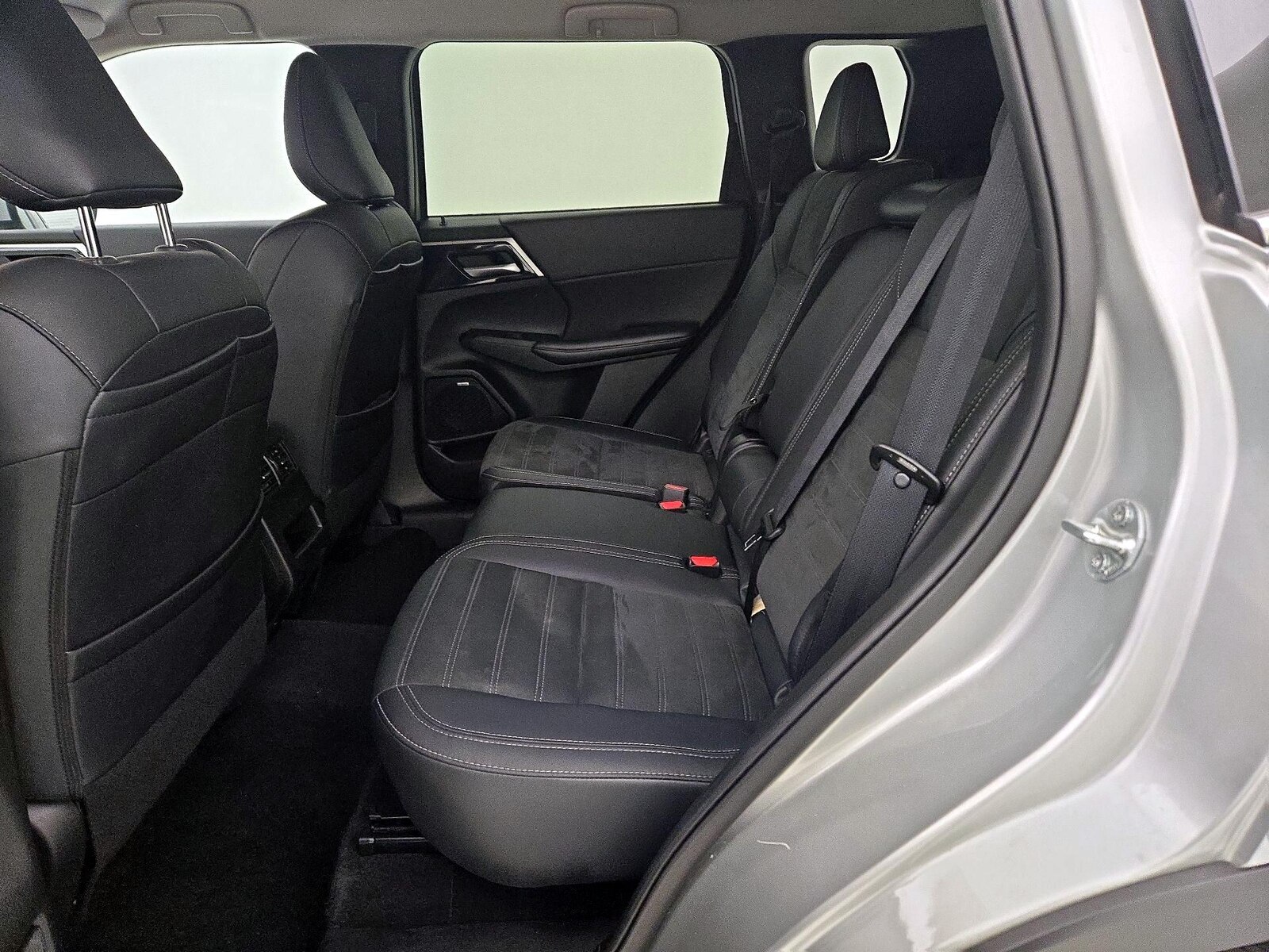 2025 Mitsubishi Outlander SE - Photo 21