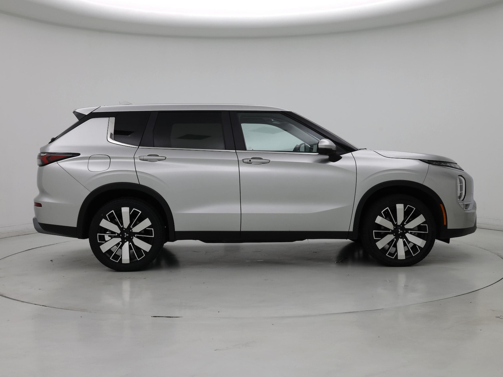2025 Mitsubishi Outlander SE - Photo 8