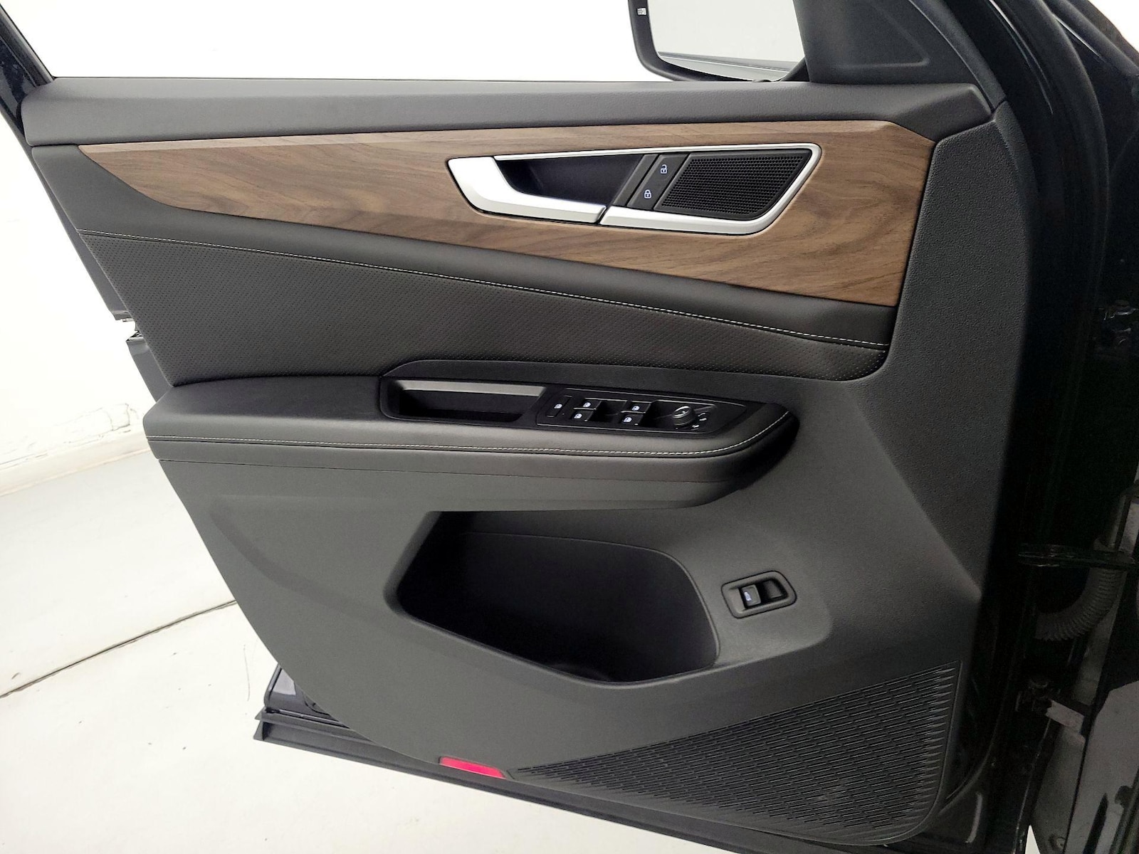 2025 Volkswagen Atlas SE w/Tech - Photo 13