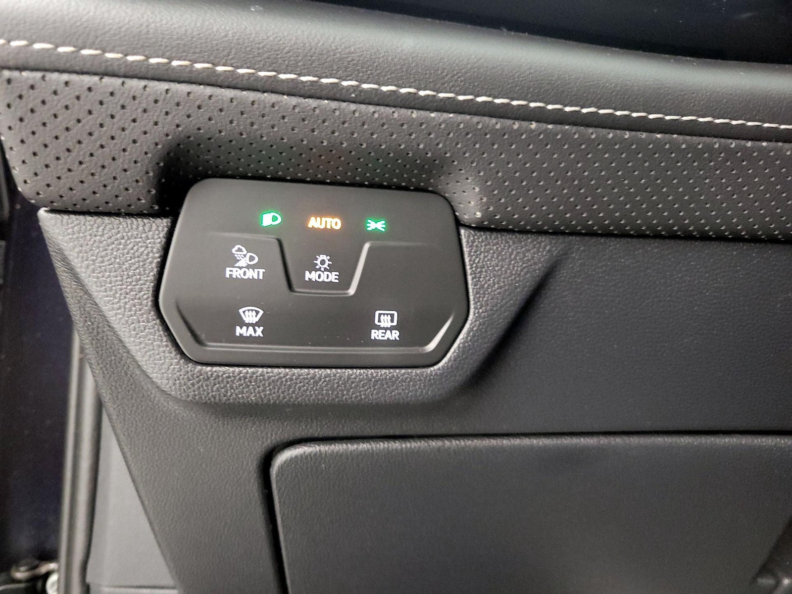 2025 Volkswagen Atlas SE w/Tech - Photo 14