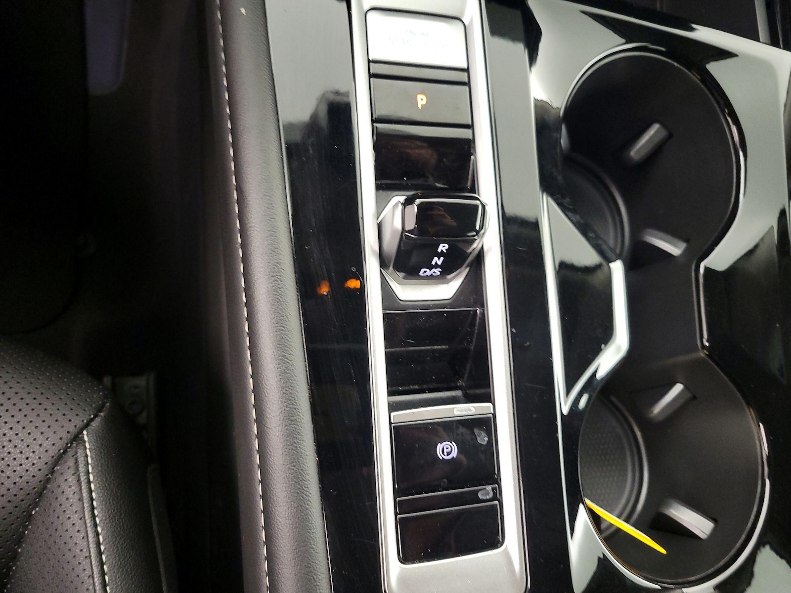 2025 Volkswagen Atlas SE w/Tech - Photo 18