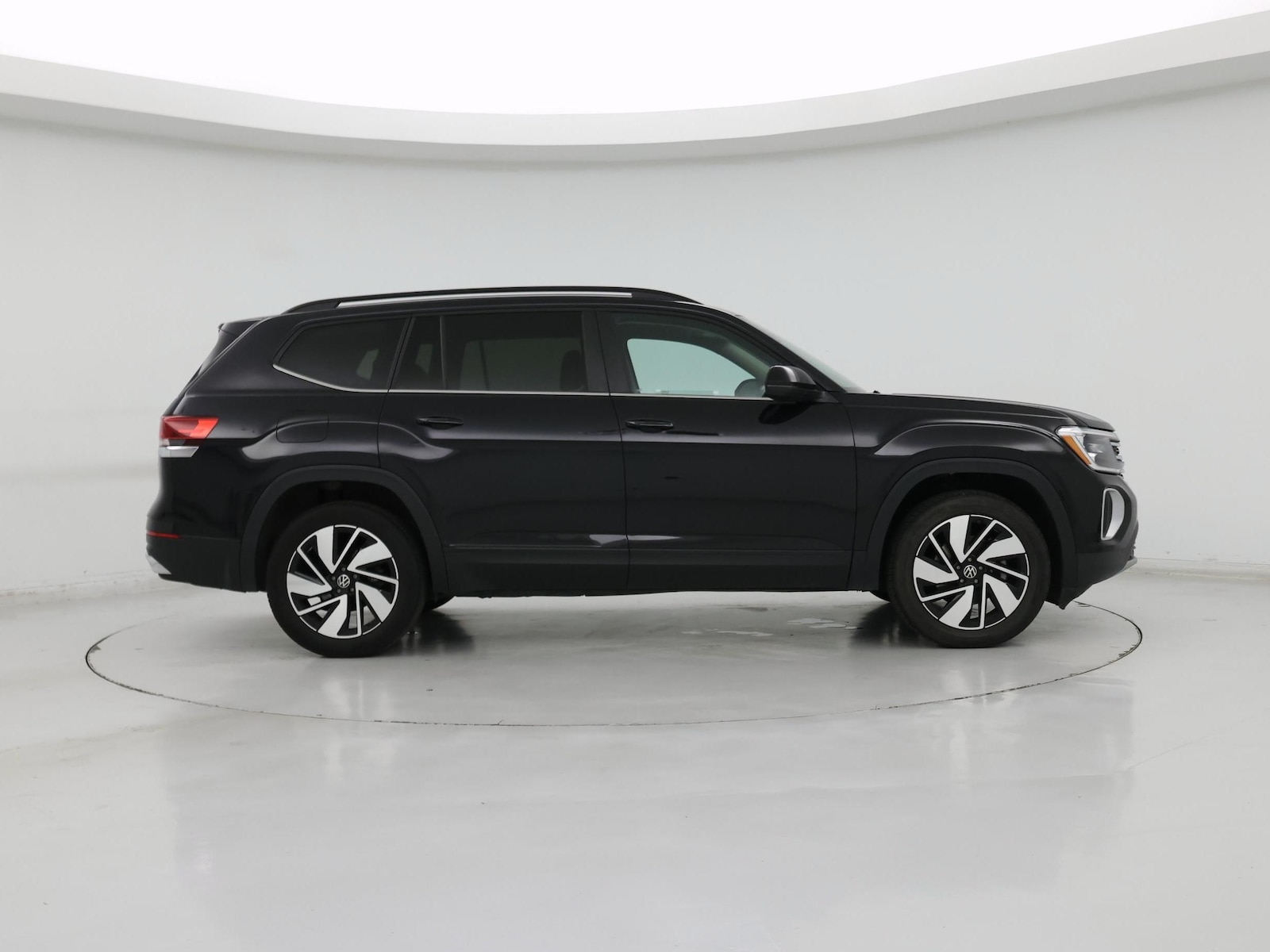 2025 Volkswagen Atlas SE w/Tech - Photo 8