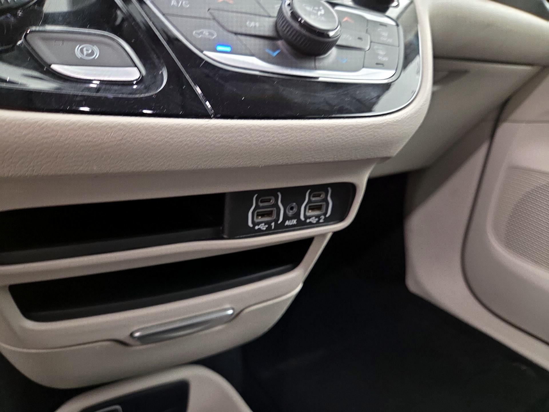 Thumbnail: 2024 Chrysler Pacifica - 18