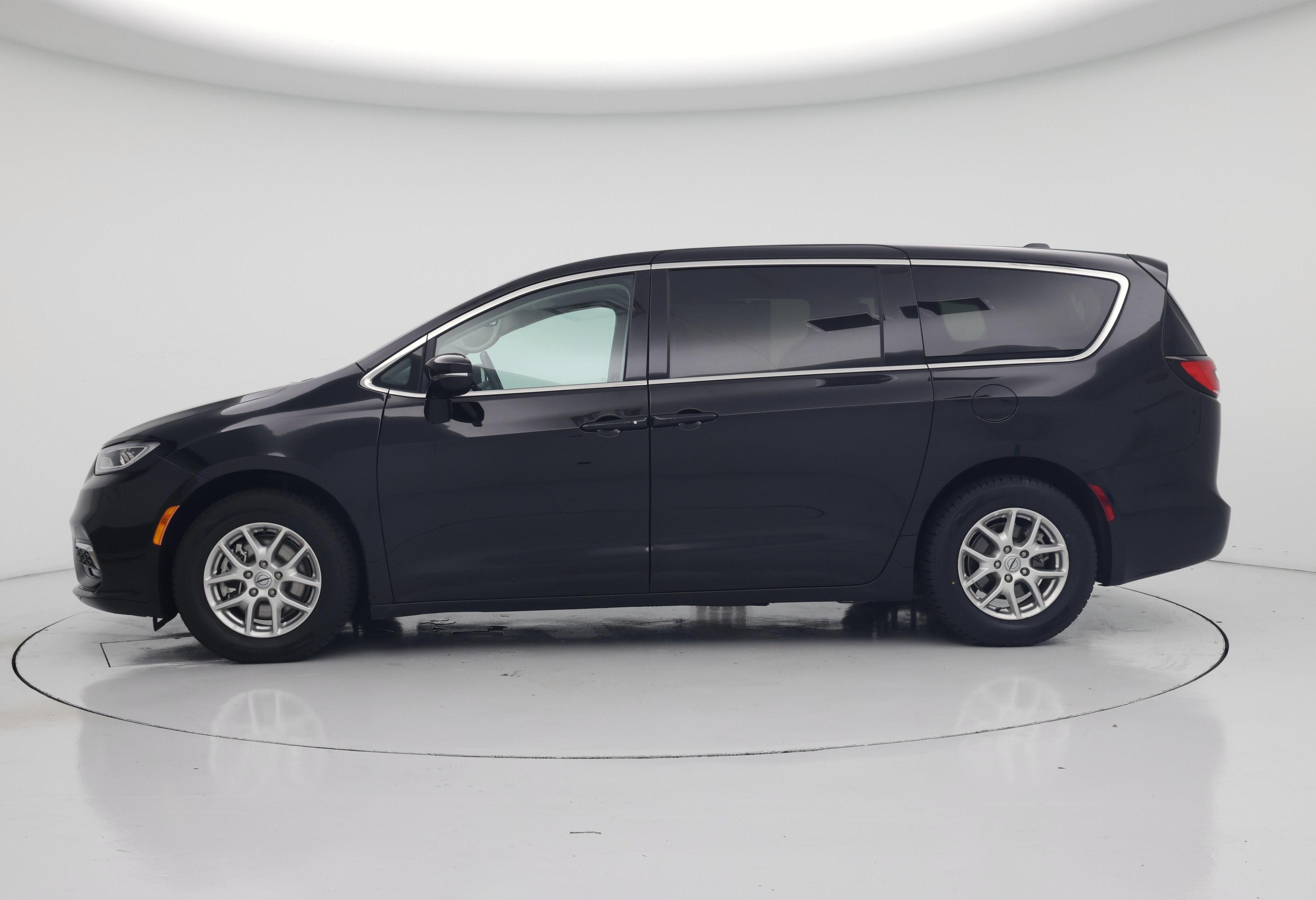 Thumbnail: 2024 Chrysler Pacifica - 3