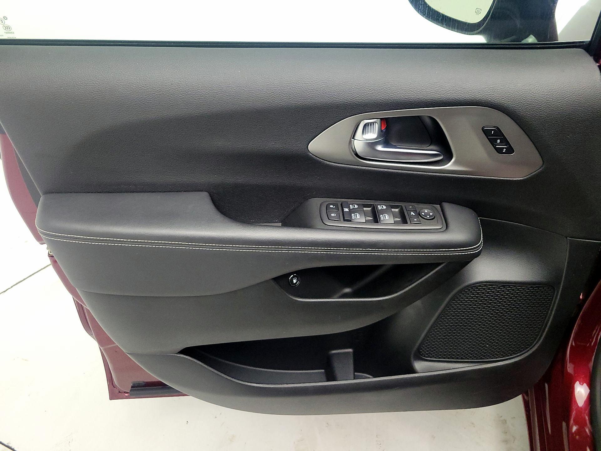 Thumbnail: 2023 Chrysler Pacifica - 12