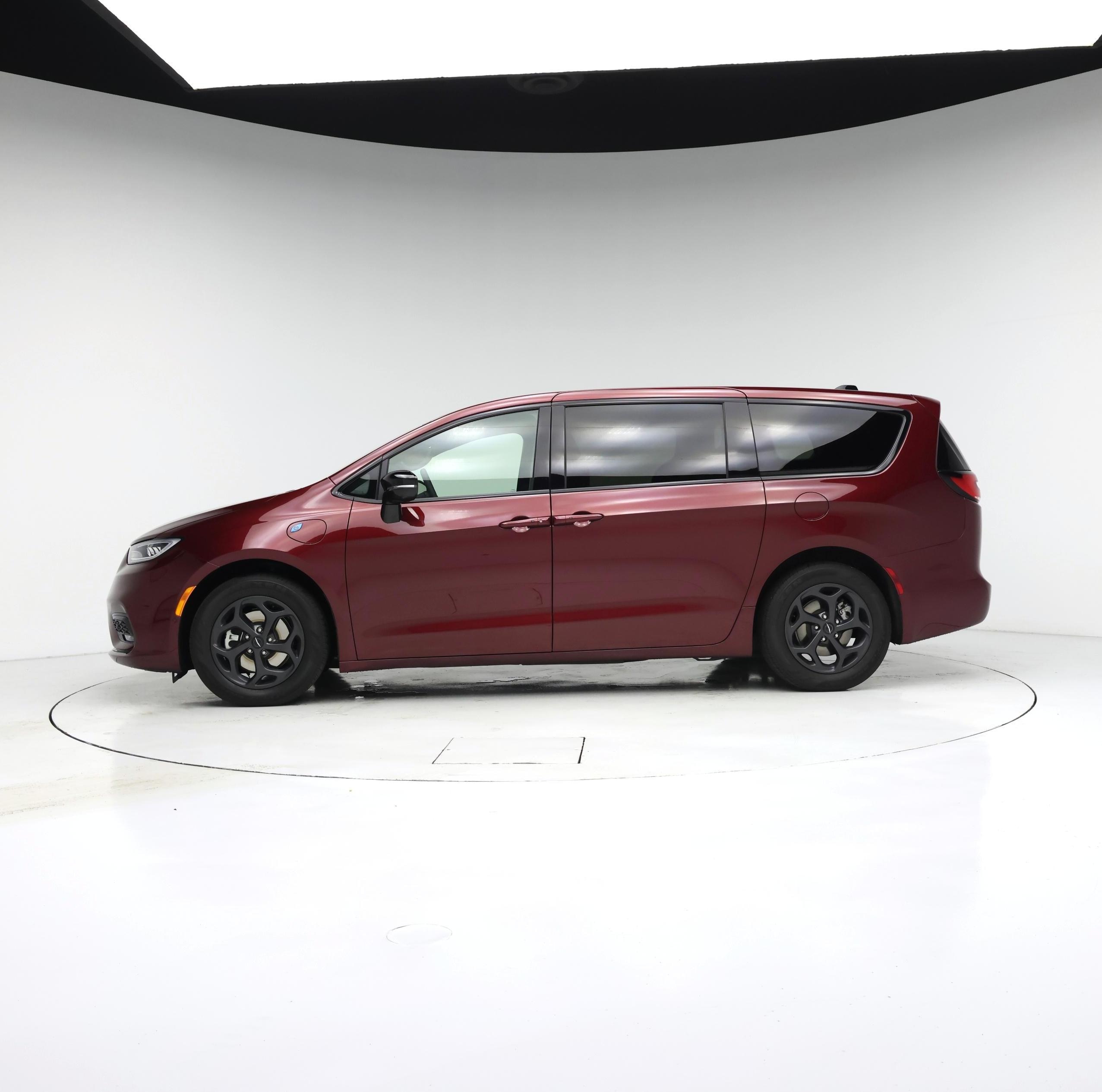 Thumbnail: 2023 Chrysler Pacifica - 3