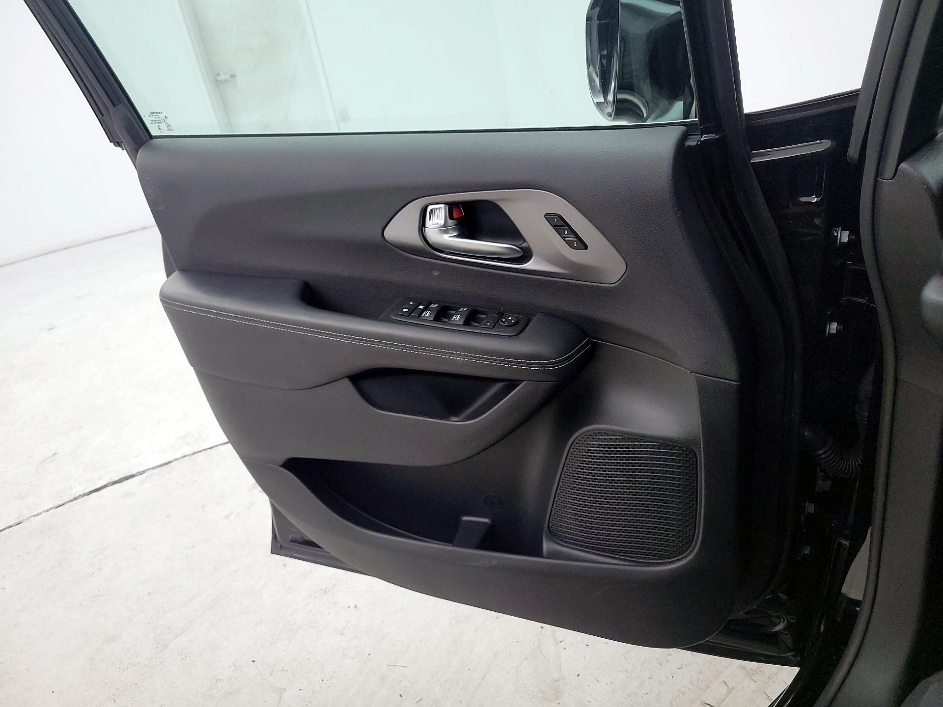 Thumbnail: 2025 Chrysler Pacifica - 12