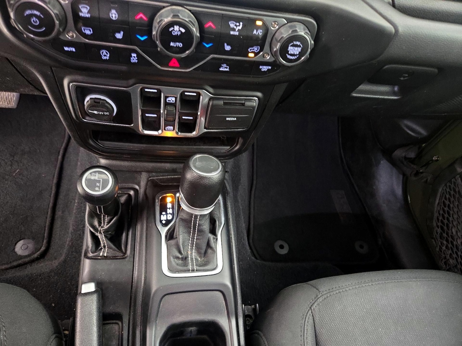 2022 Jeep Wrangler Unlimited Sahara - Photo 19