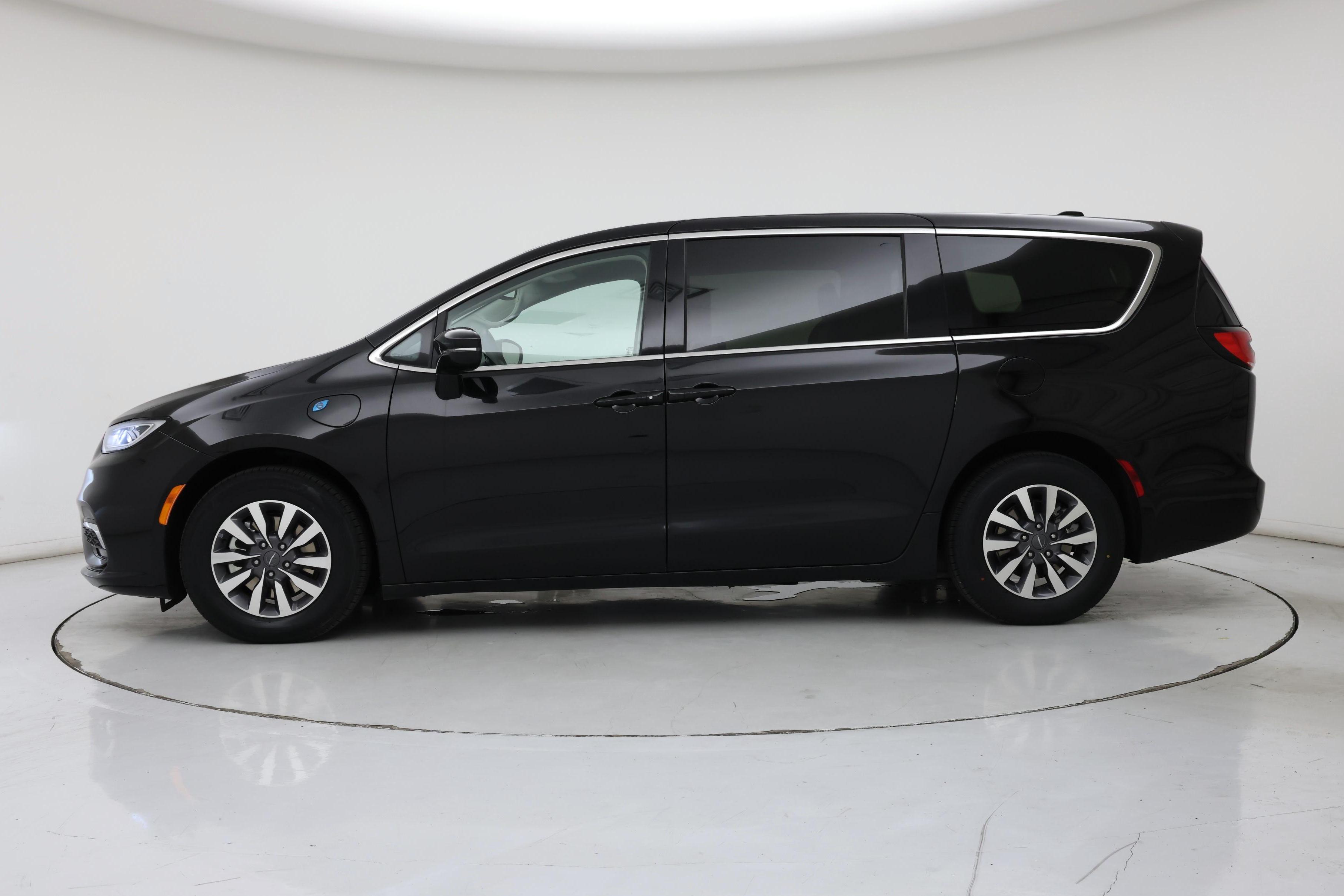 Thumbnail: 2024 Chrysler Pacifica - 3