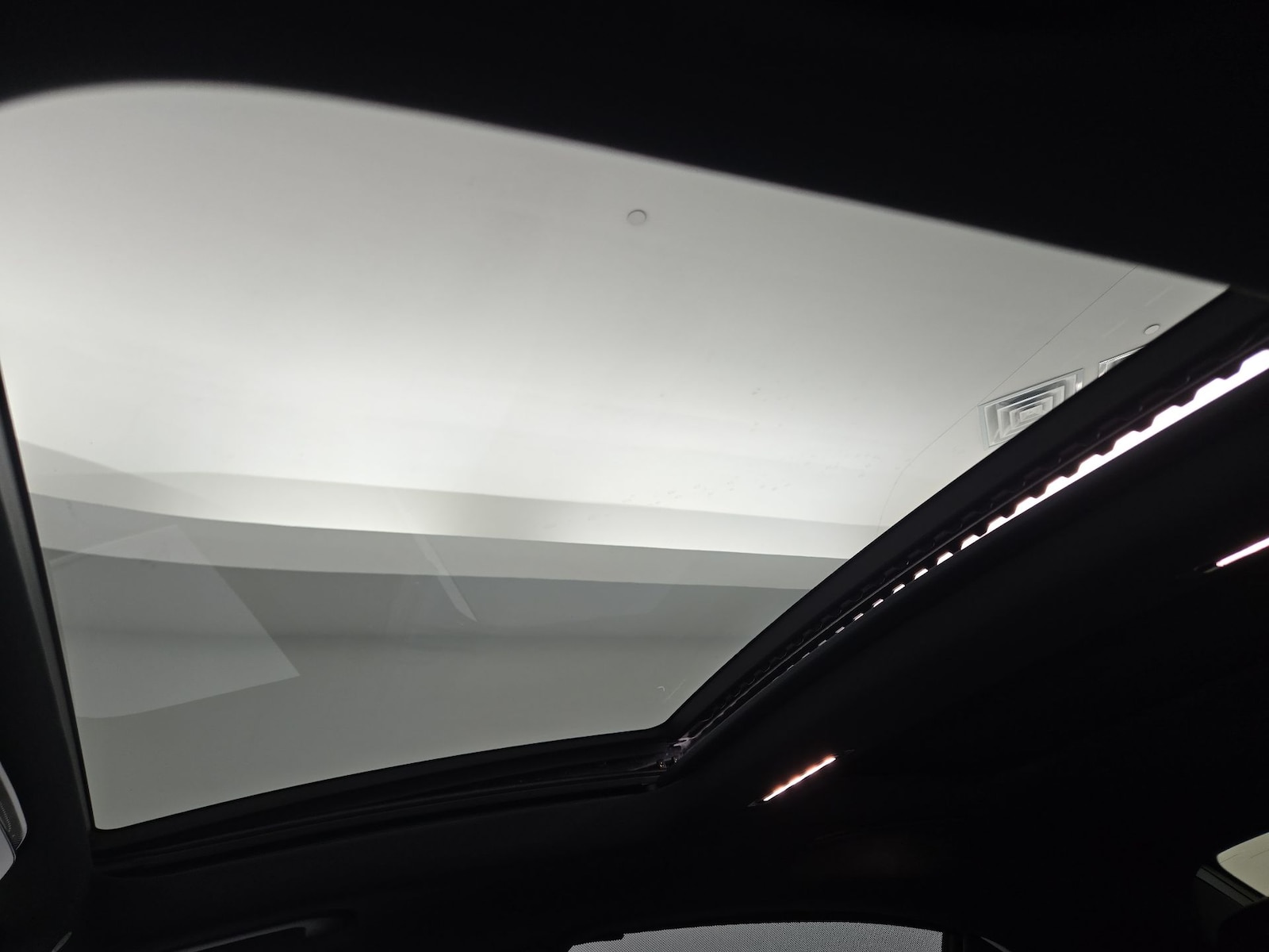 Panoramic Sunroof & Skylight(s)