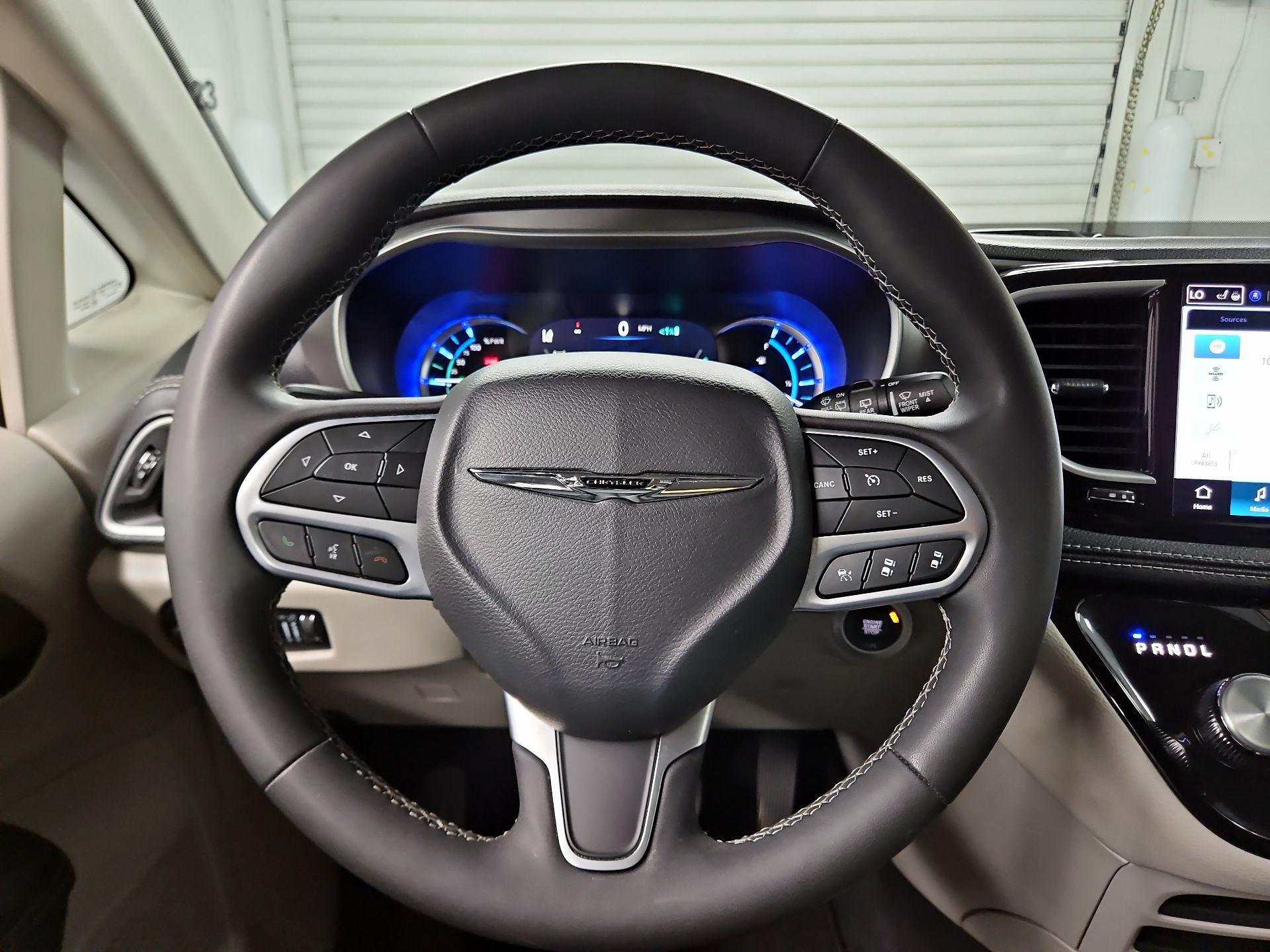 Thumbnail: 2024 Chrysler Pacifica - 10