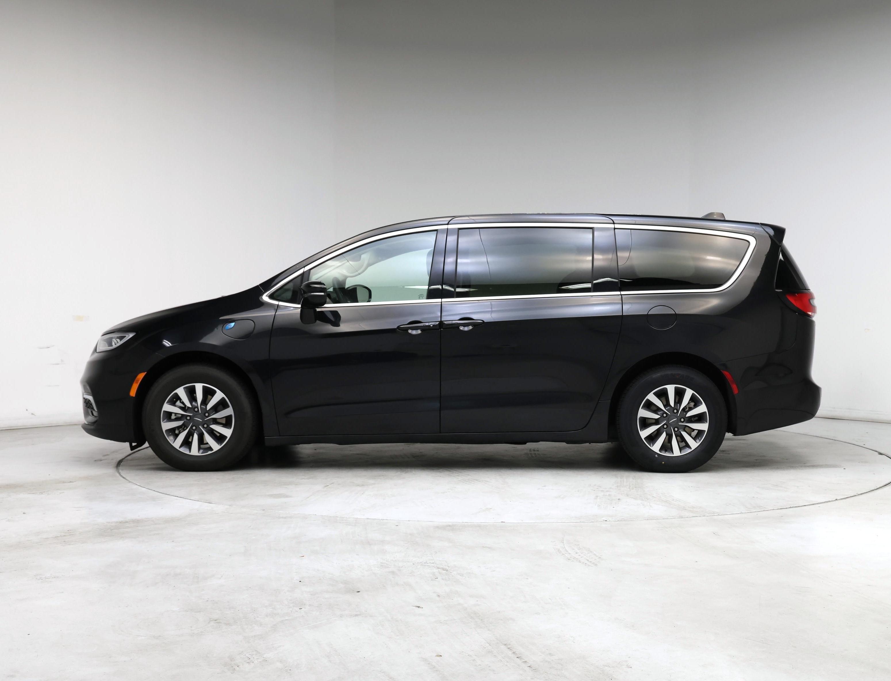 Thumbnail: 2024 Chrysler Pacifica - 3