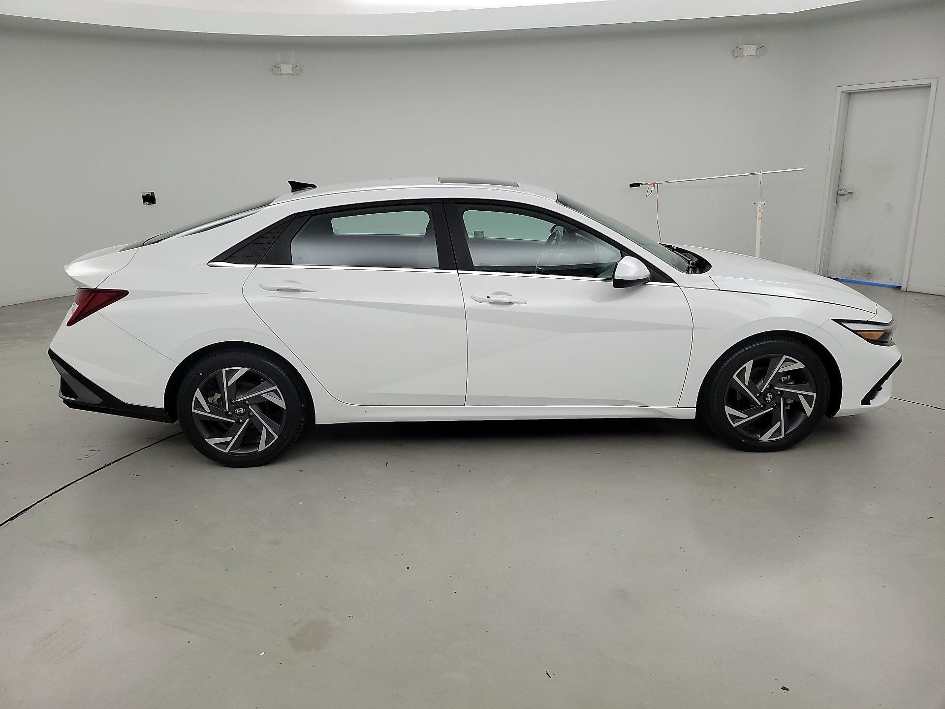 Thumbnail: 2024 Hyundai Elantra - 4