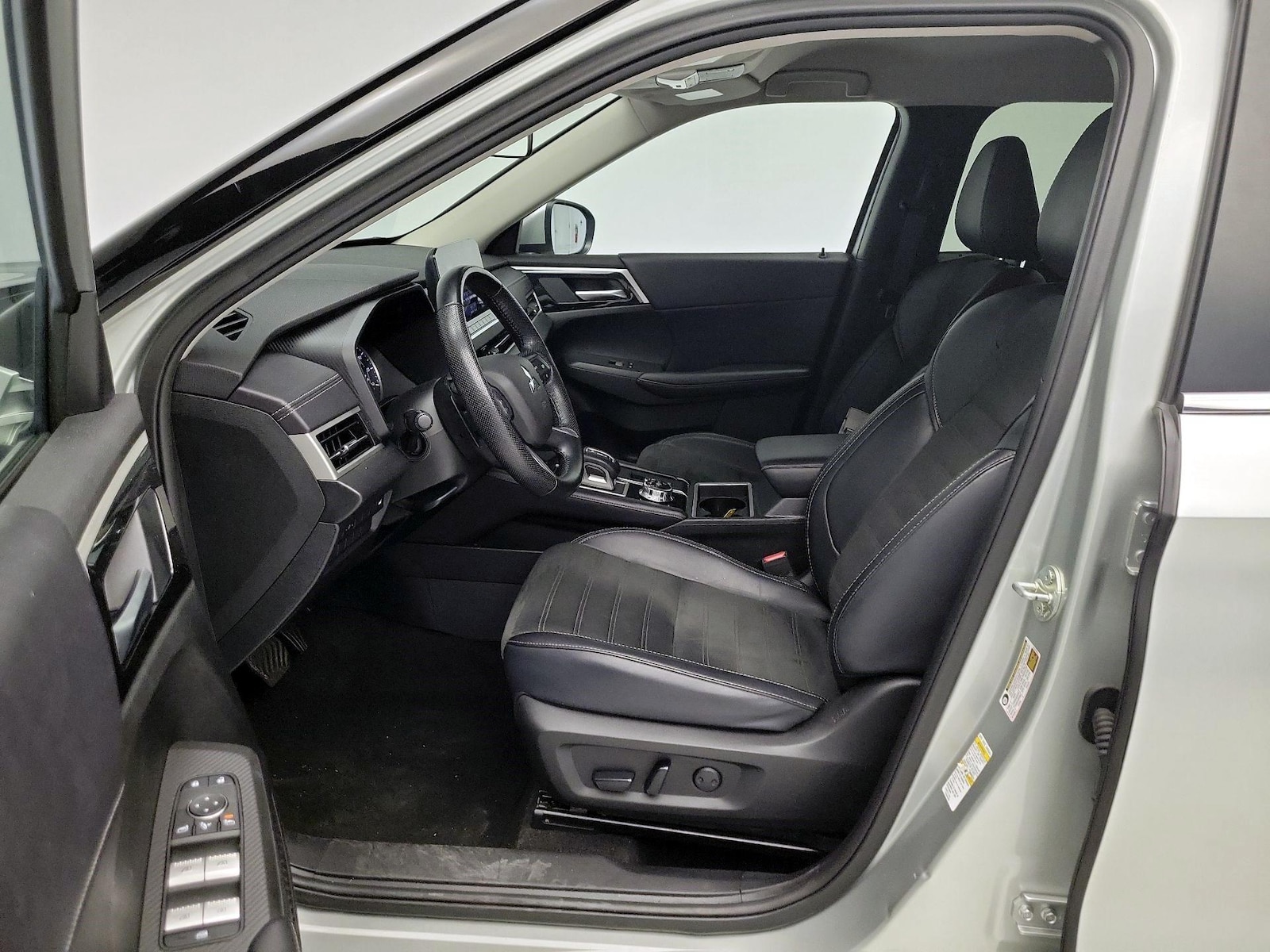 2024 Mitsubishi Outlander SE - Photo 12