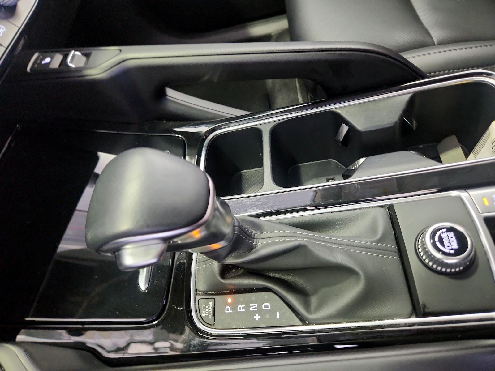 2025 Kia Telluride S - Photo 18