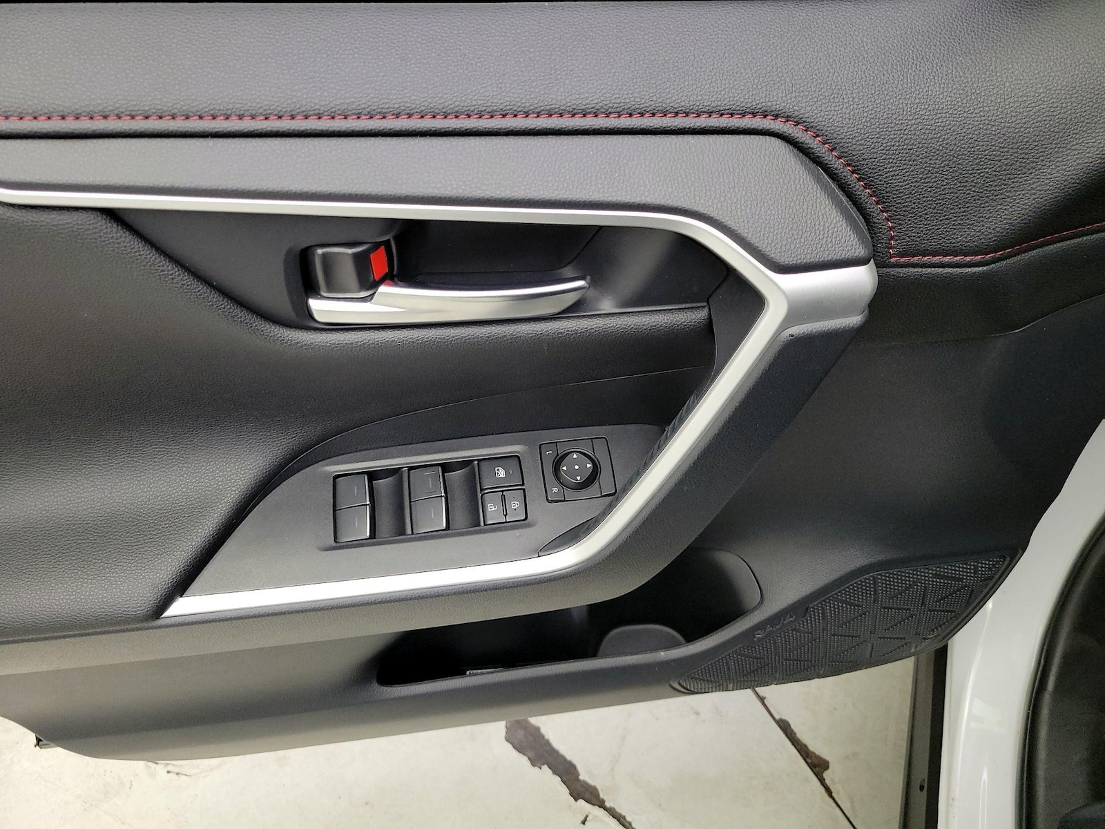 2023 Toyota RAV4 XSE - Photo 13